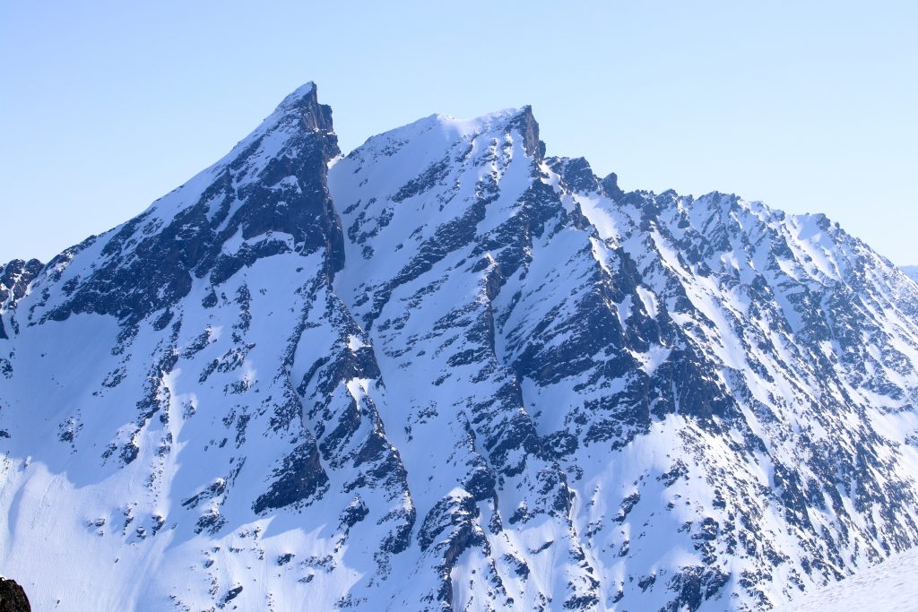 Den flotte fjellryggen med Store Venjetinden (1.852 moh) som den høyeste, her sett fra Blånebba.