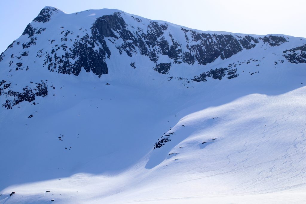 Skikjørere på vei ned fra Blånebba i Romsdalen.