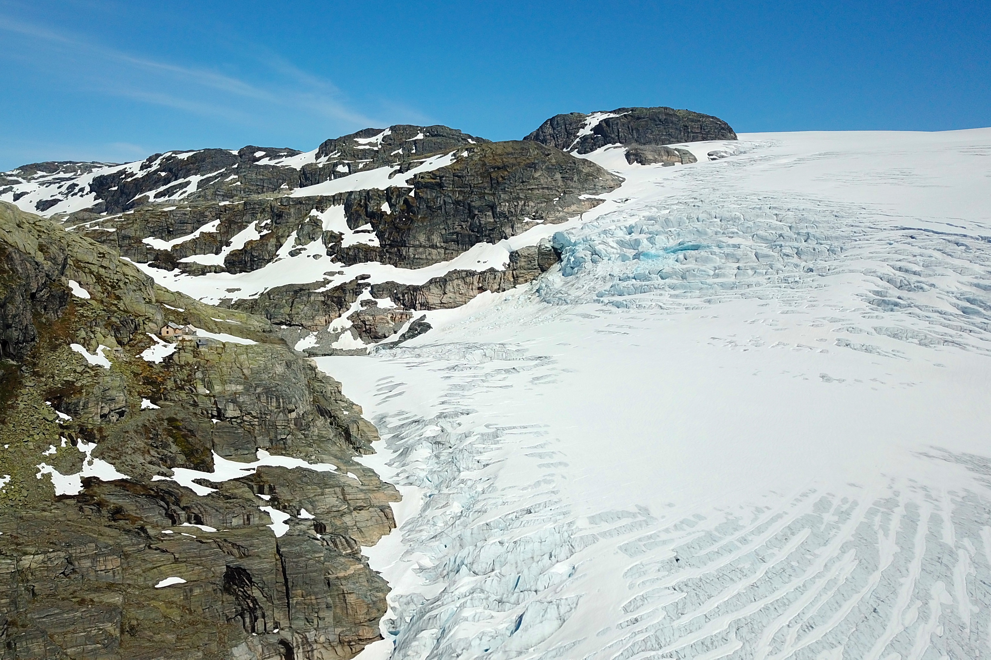 Demmevasshytta ligger spektakulært til på en fjellhylle over brearmen Rembesdalskåka.