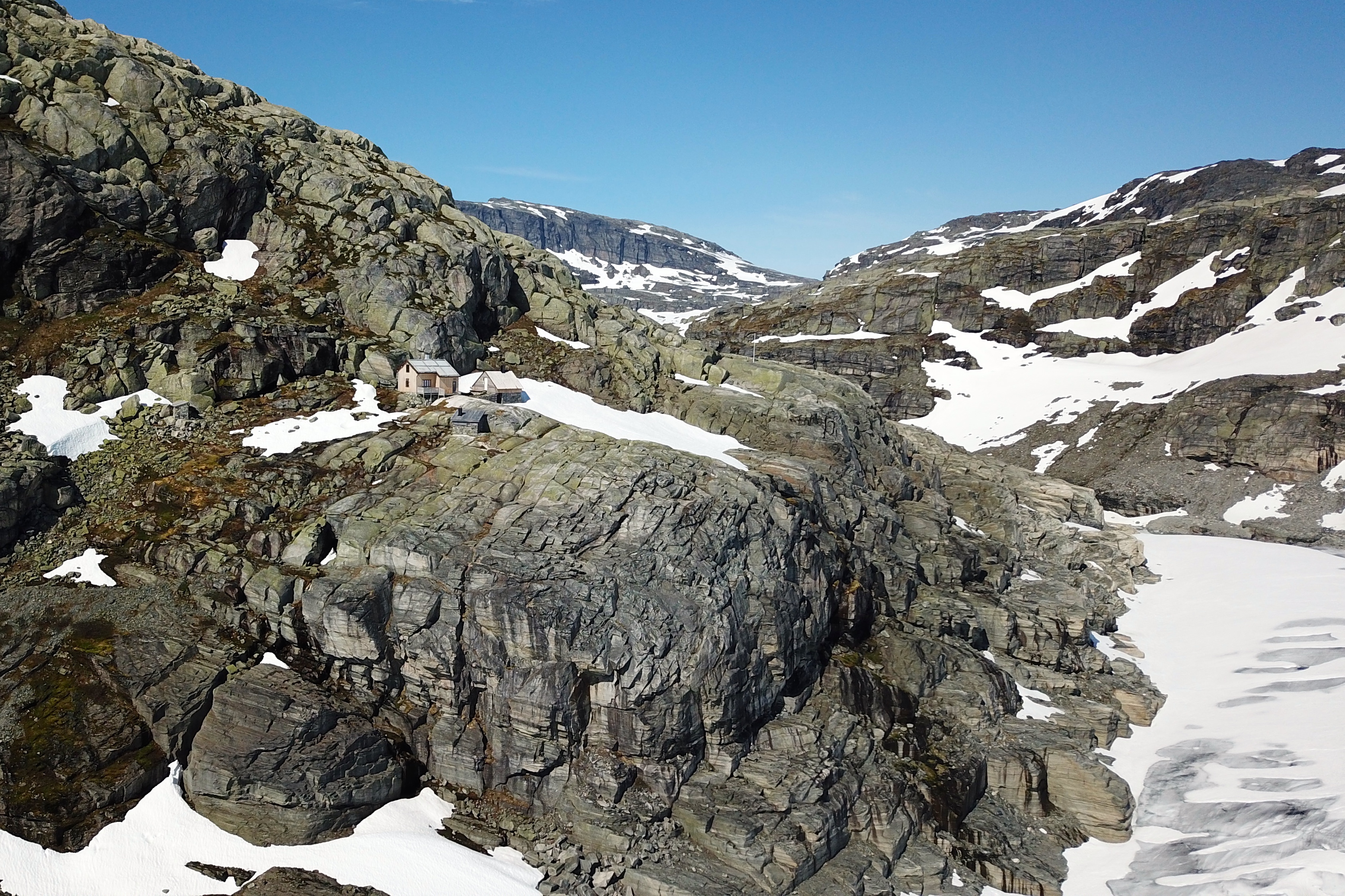 Demmevasshytta ligger på en fjellhylle over brearmen Rembesdalskåka.