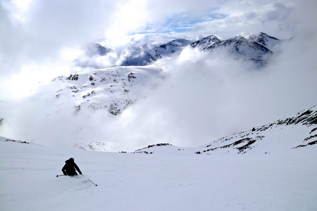 Skikjøring ned fra Bukkehøe i Jotunheimen.