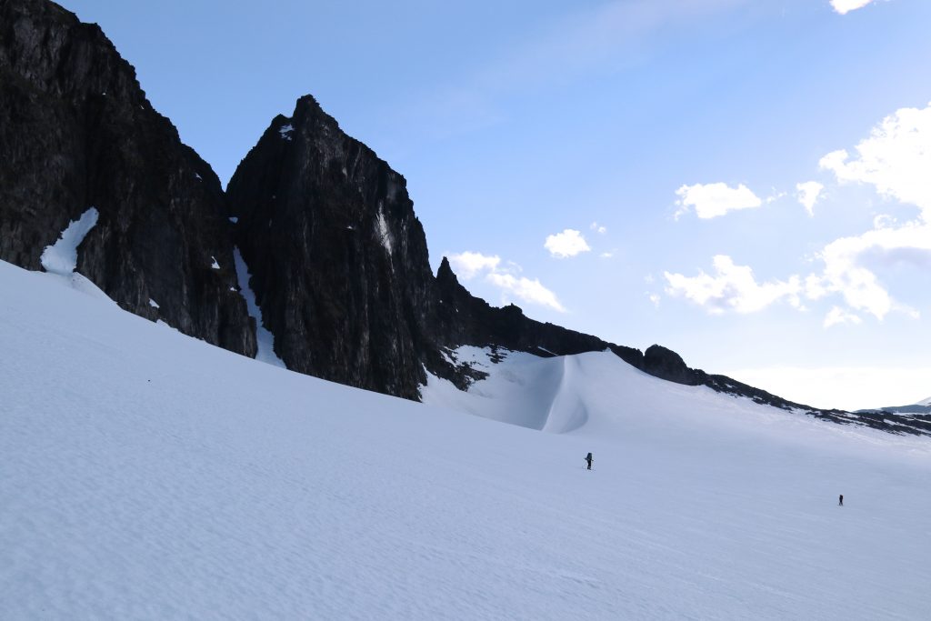 Første del av ruten følger fjellryggen med Tindefjella.