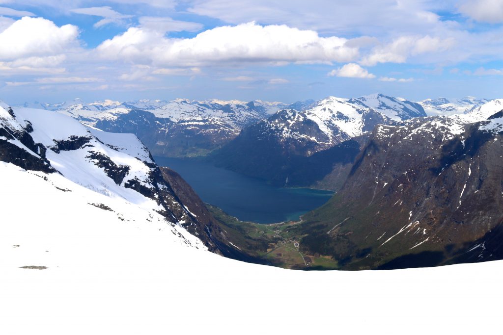 Et glimt ned mot Erdalen og Oppstrynsvatnet fra Tindefjellbreen.