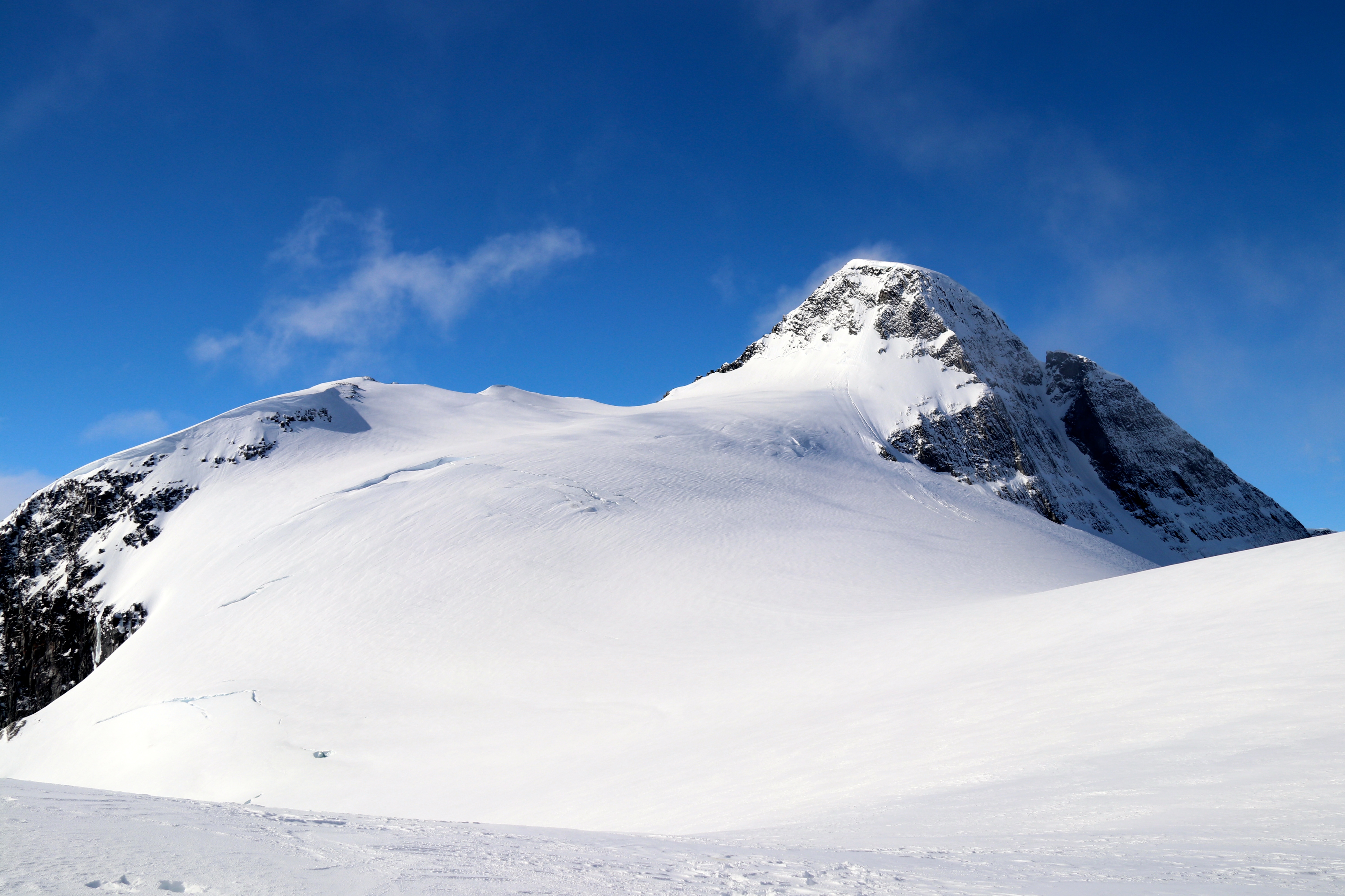 Fra camp like under Lodalskåpa på bandet mellom Strupebreen og Teibreen.