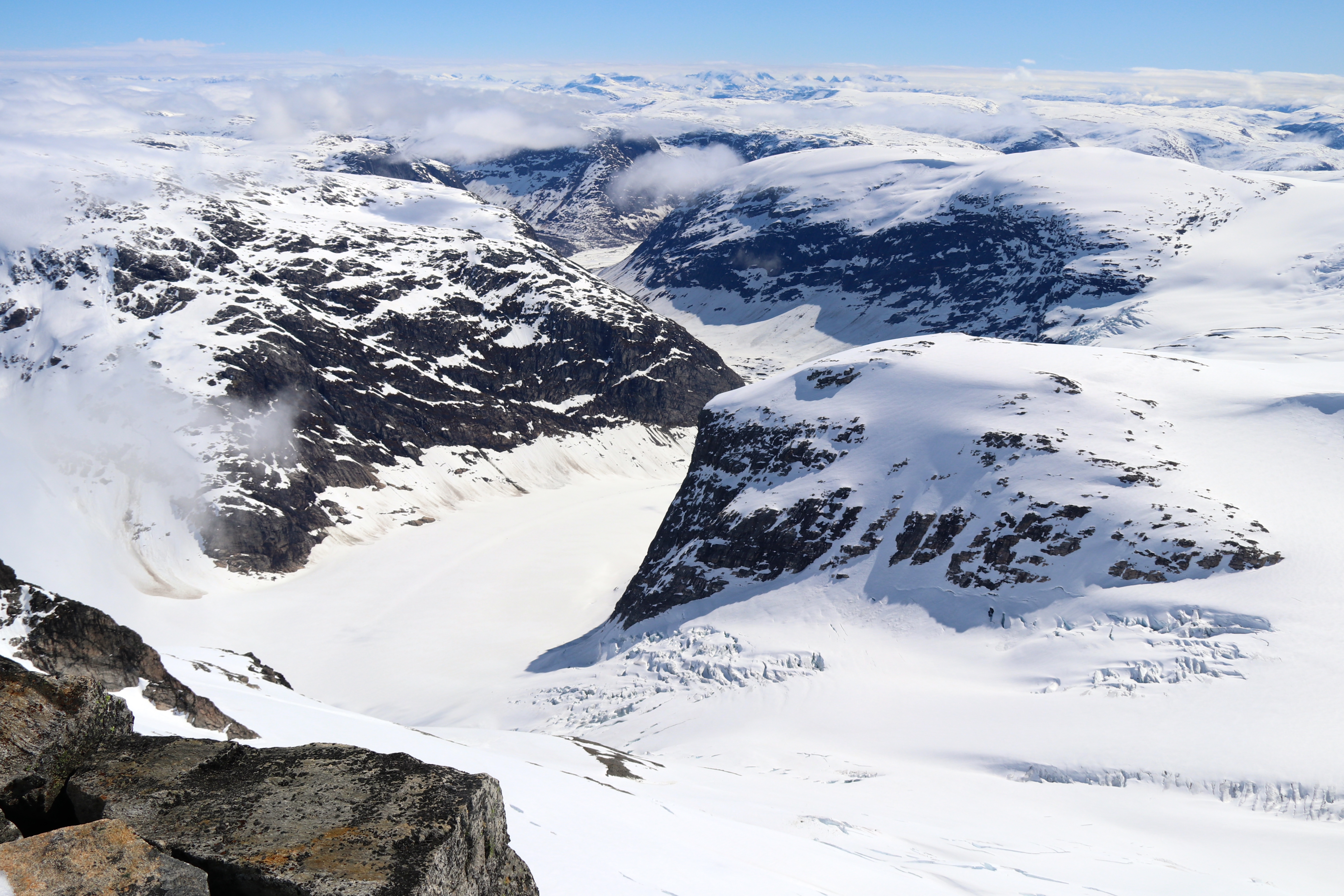 Brearmen Lodalsbreen og brefallet Småttene sett fra Lodalskåpa.