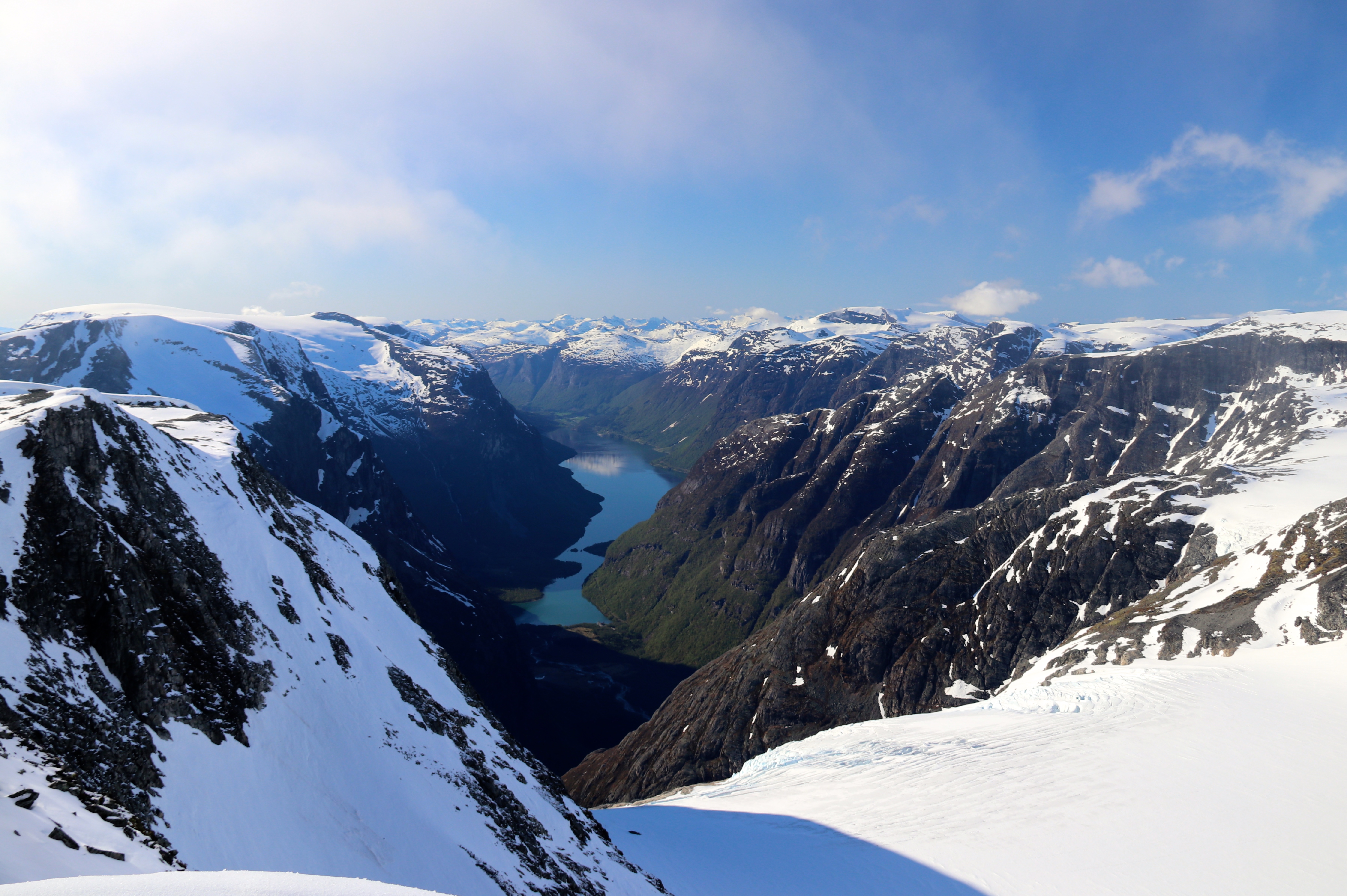 Loen rundt følger fjellryggene og breene rundt Lovatnet.