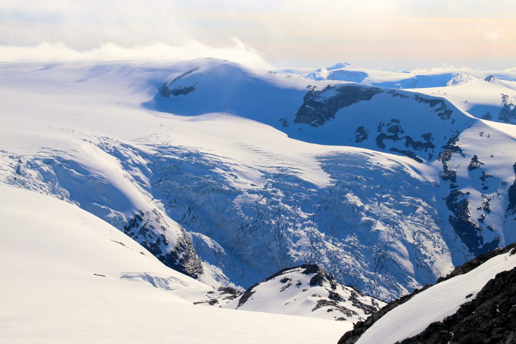 Loen rundt byr på mektige brefall som Kjenndalsbreen.