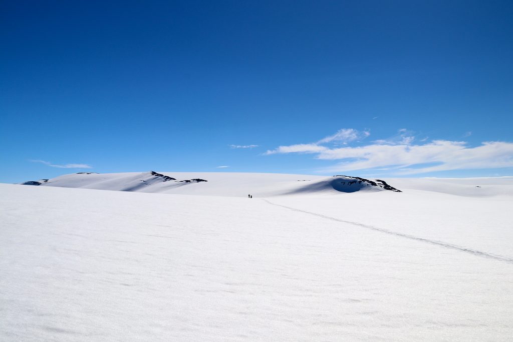 Kjelkevarden markerer at vi går ut av Jostedalsbreen og inn på fejllryggen mot Avleinsfjellet.