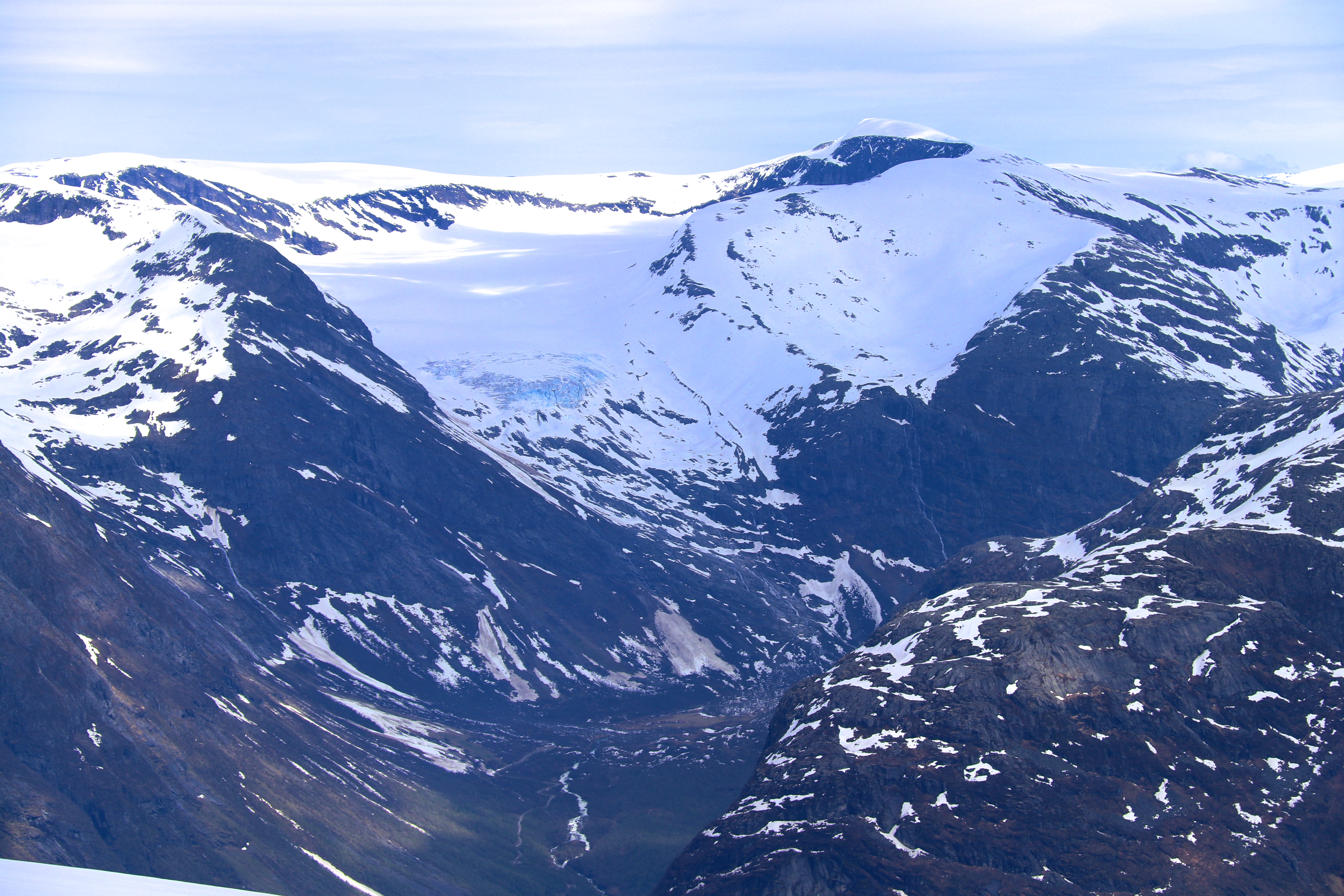 Bødalen med Bødalssætra, Skålebreen og Skålefjell.