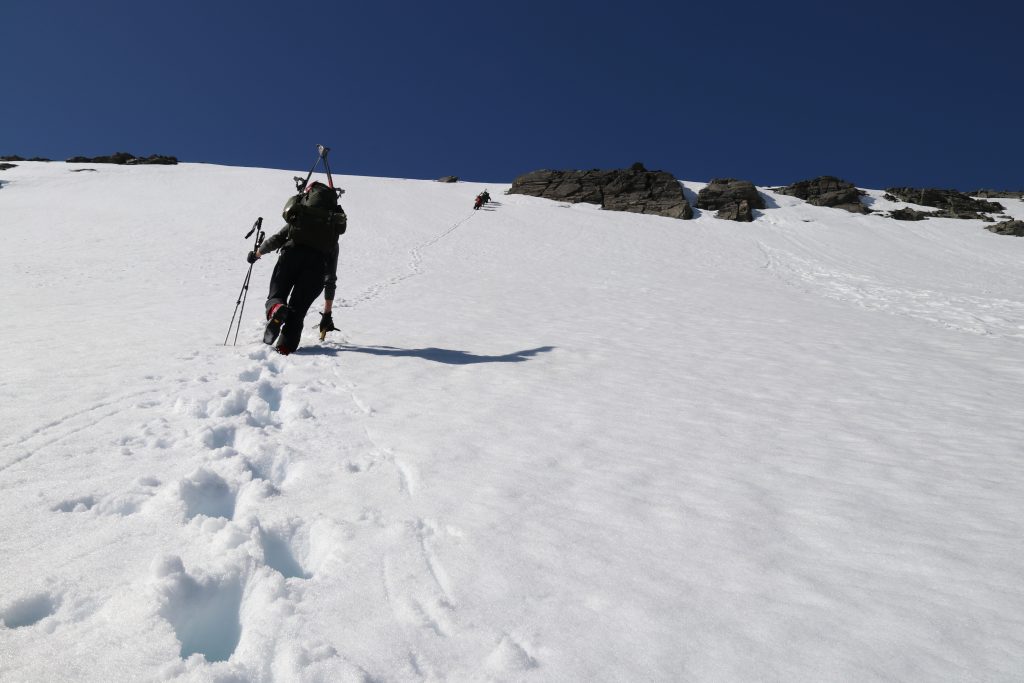 Etter å ha kjørt ned Vesledalsbreen går det bratt opp mot Ramnefjellet.