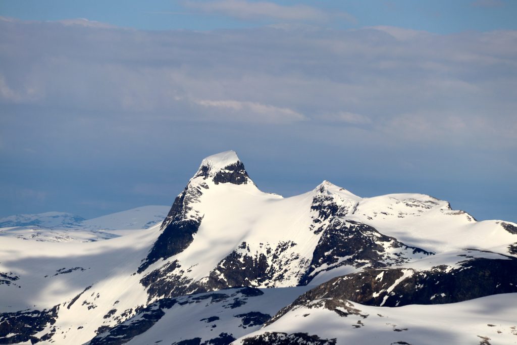 Lodalskåpa (2.083 moh) har et fantastisk flott skue over Jostedalsbreen, Strynefjell og Breheimen.