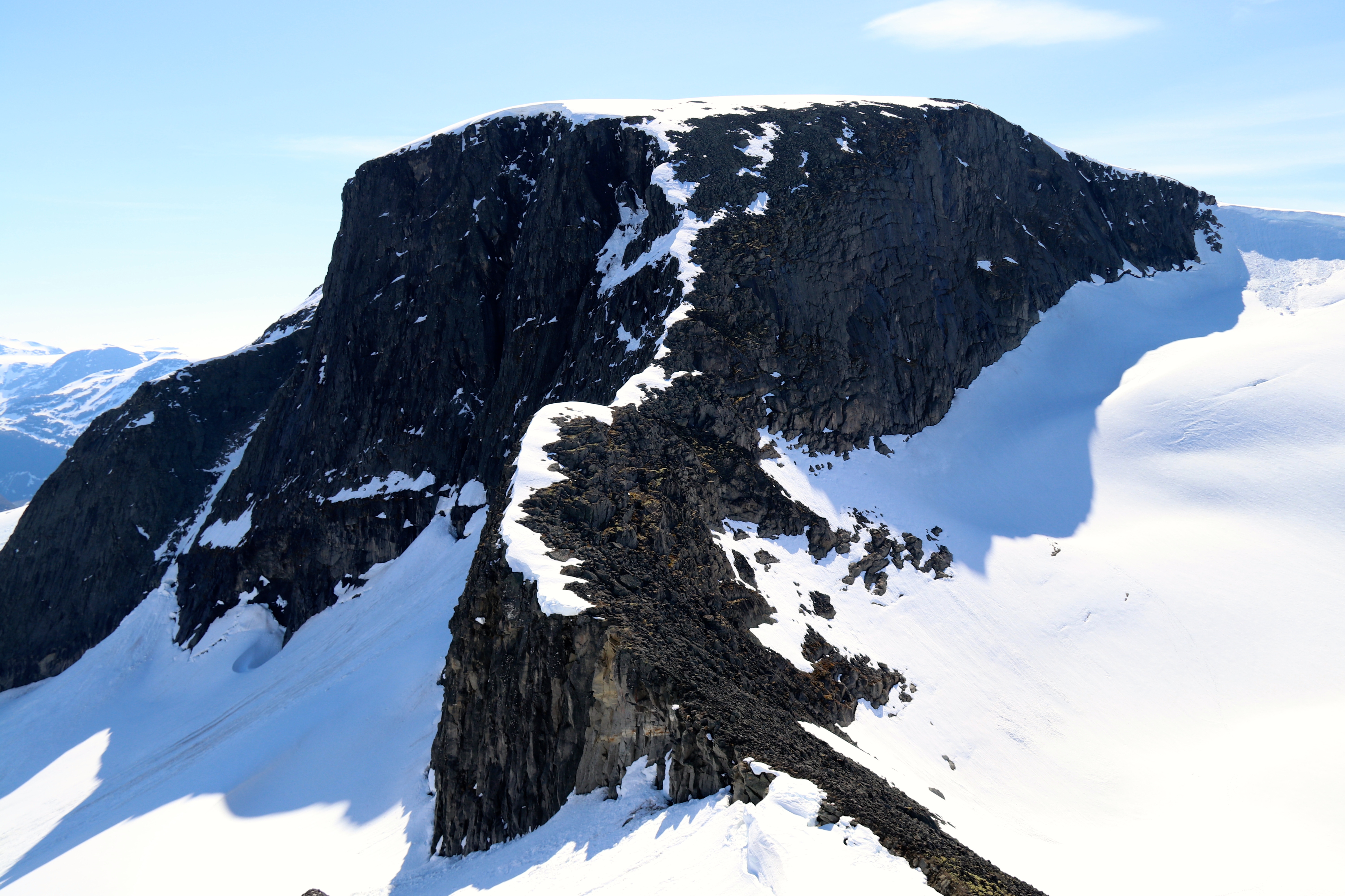 Fjellryggen mellom Meleinsnibba og Skavteigfjellet har fått kallenavnet "Den Kinesiske Mur".