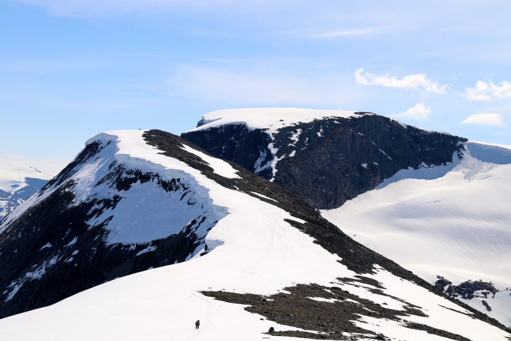 På ski over Skavteigfjellet .