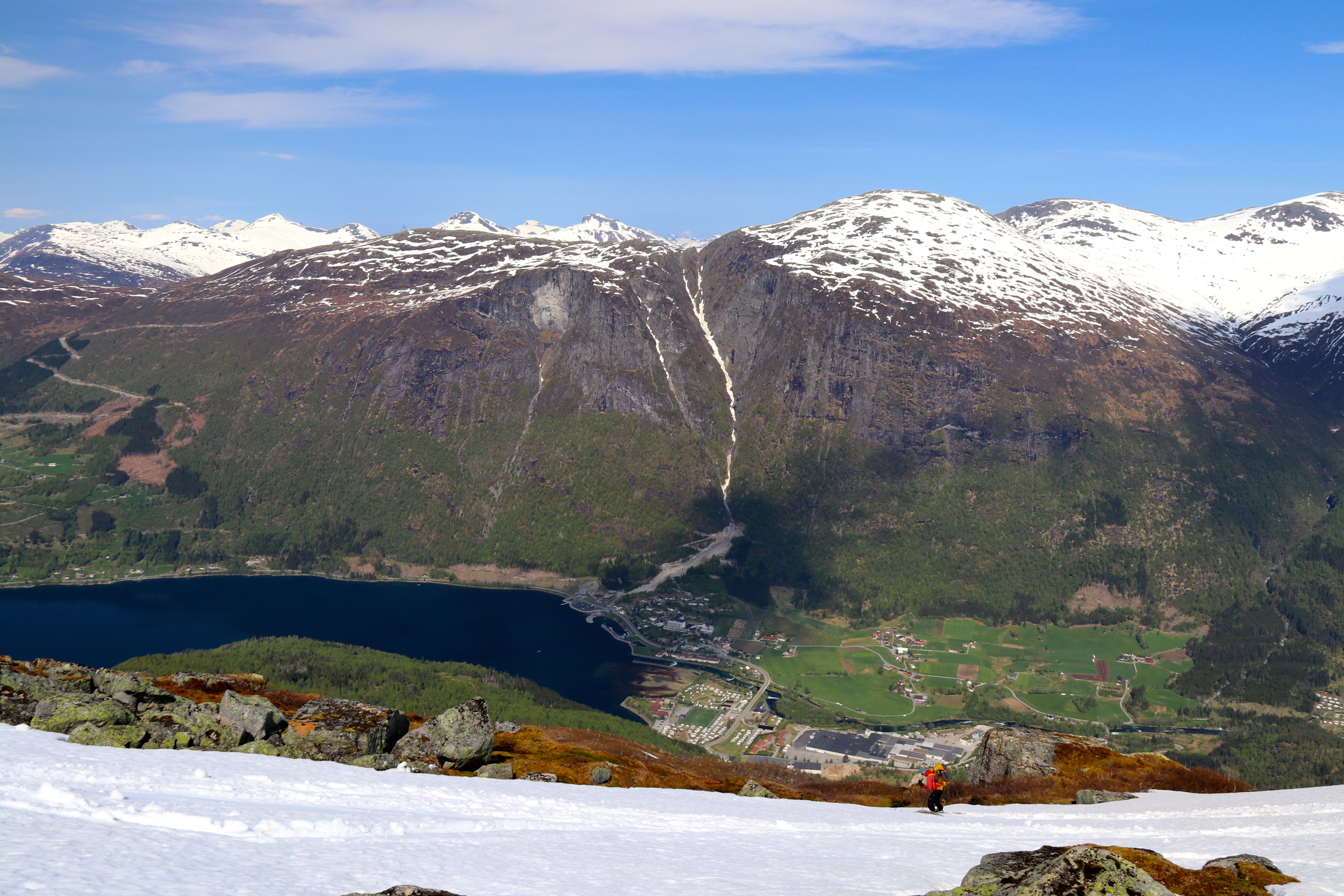 Loen under oss med den nye Skylift-banen opp til Hoven i bakgrunnen.