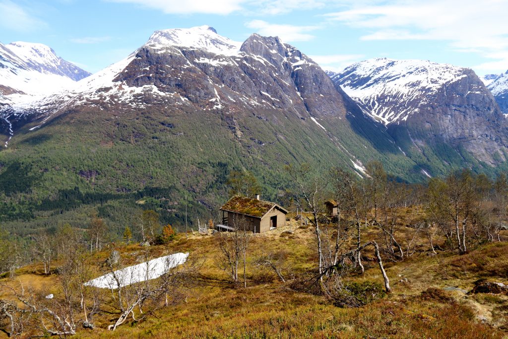 Siste del ned mot Loen krever at en tar beina fatt. Skåla, hvor turen startet, i bakgrunnen.