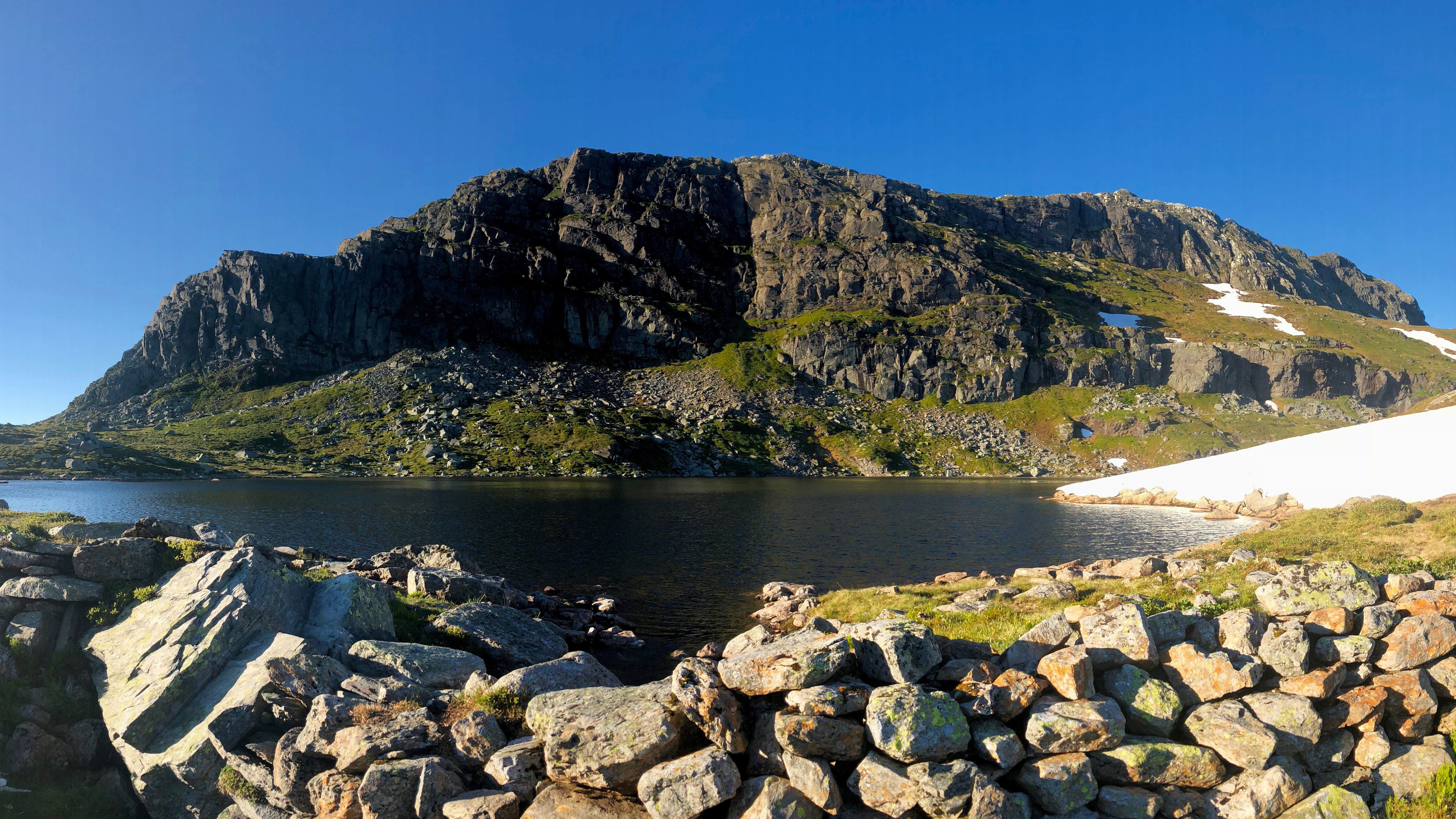 Ryggen til Blånipa i Florø med Nipevatnet.