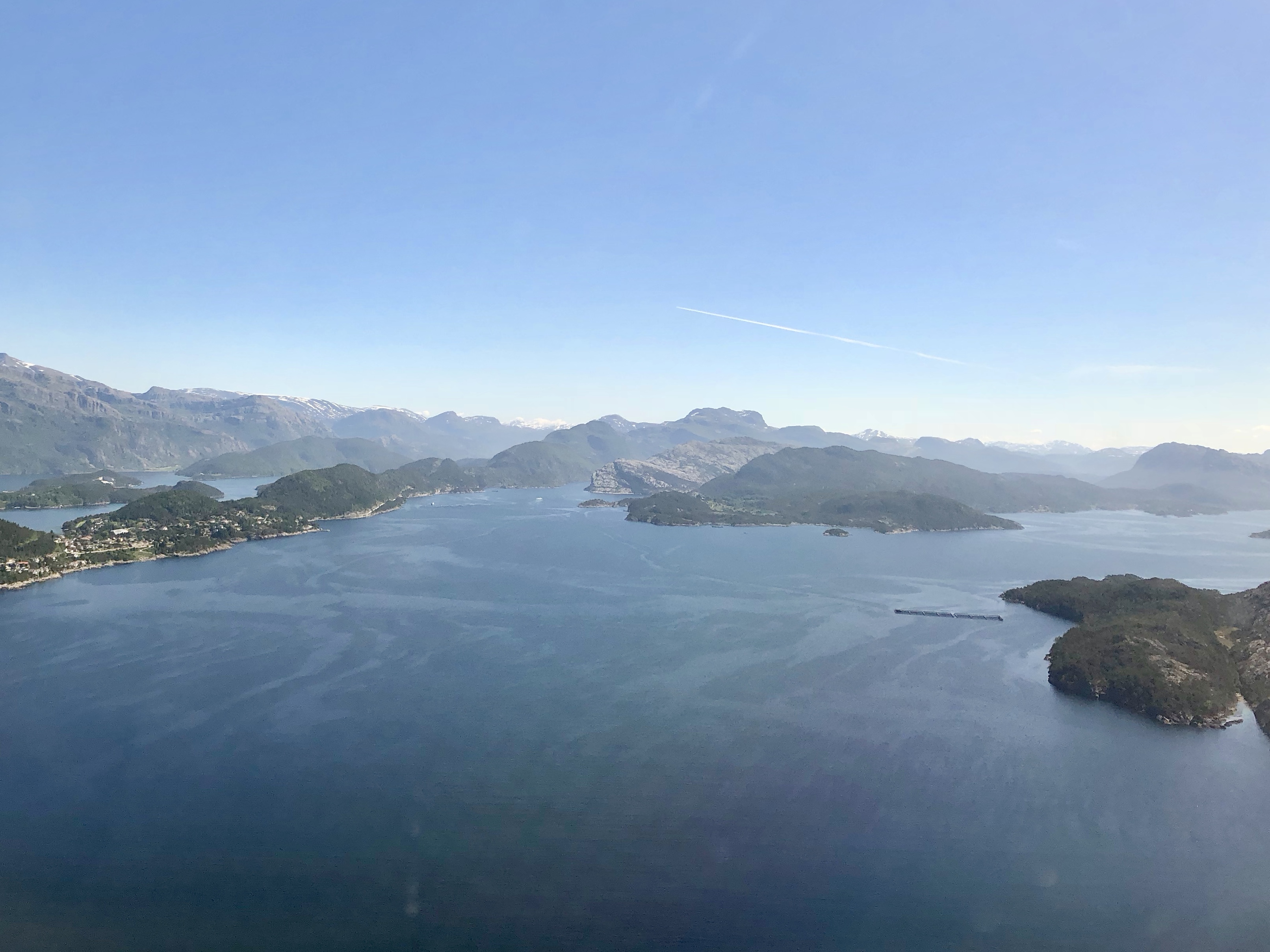 Blånipa midt i bildet sett fra luften over Florø.