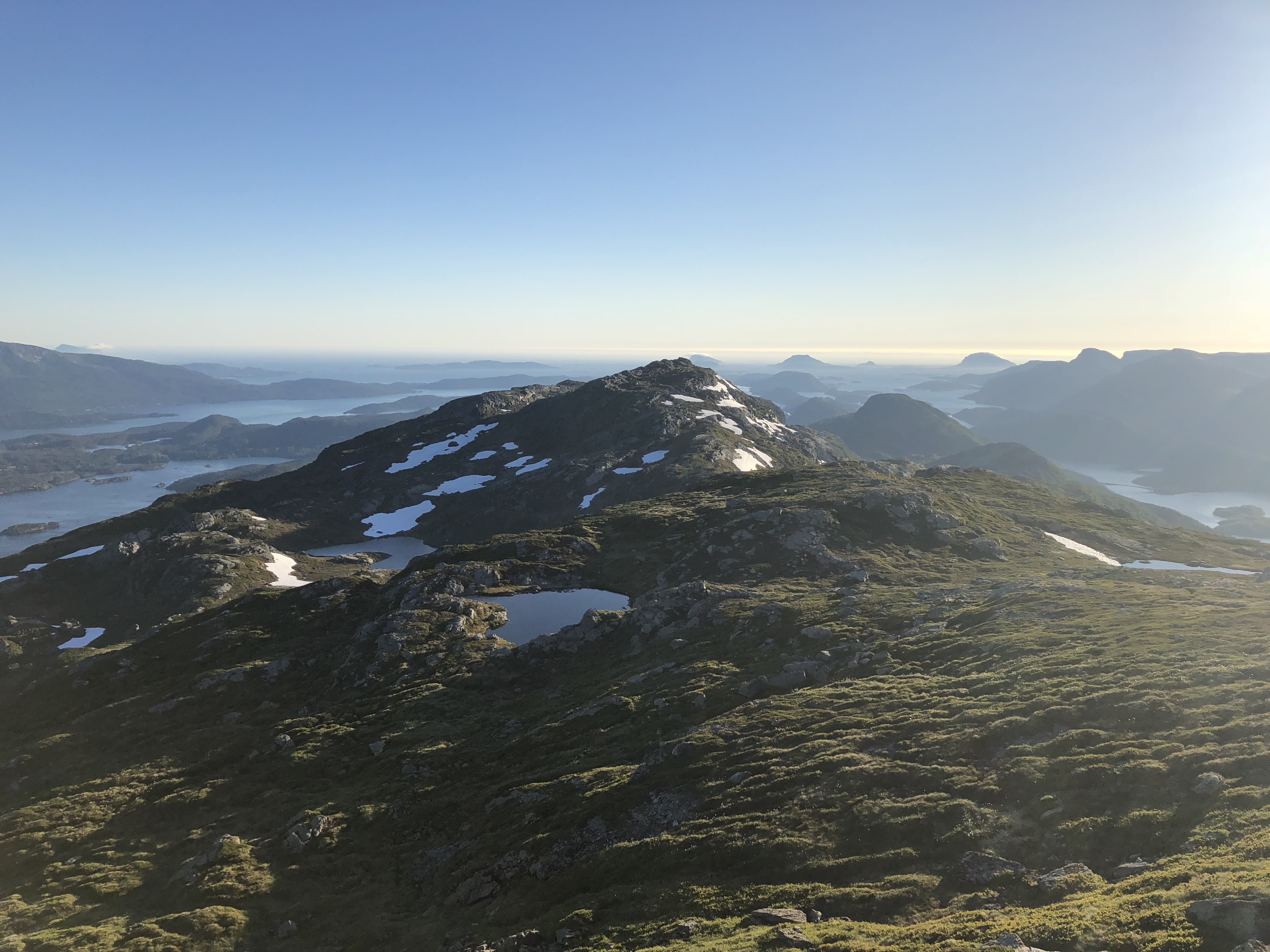 Fra Blånipa er det flott utsikt - særlig vestover mot Førde og Nordsjøen.