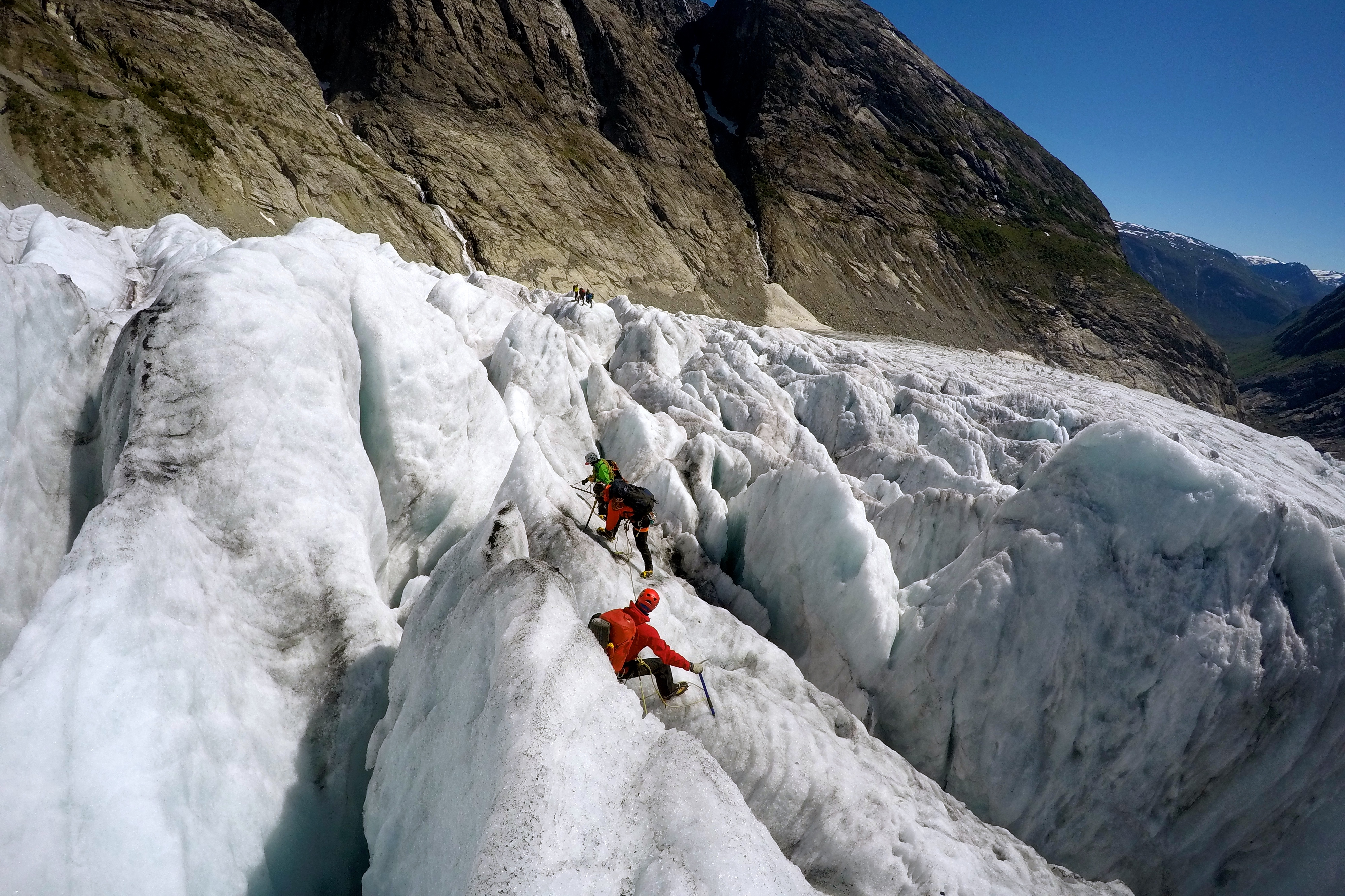 Forsering av sprekkområde på Nigardsbreen.