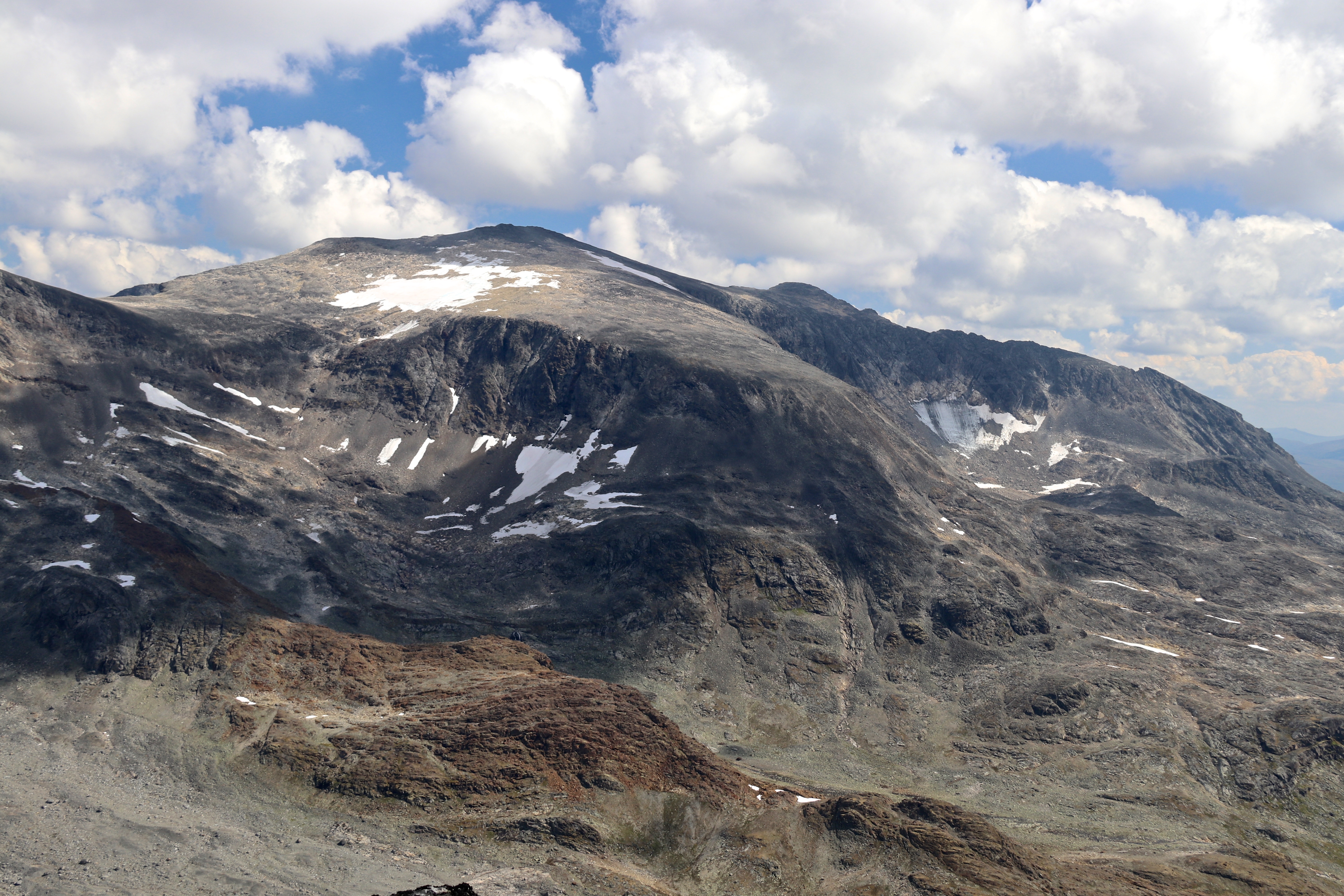 Surtningssue (2.368 moh) sett fra Vestre Memurutindan.