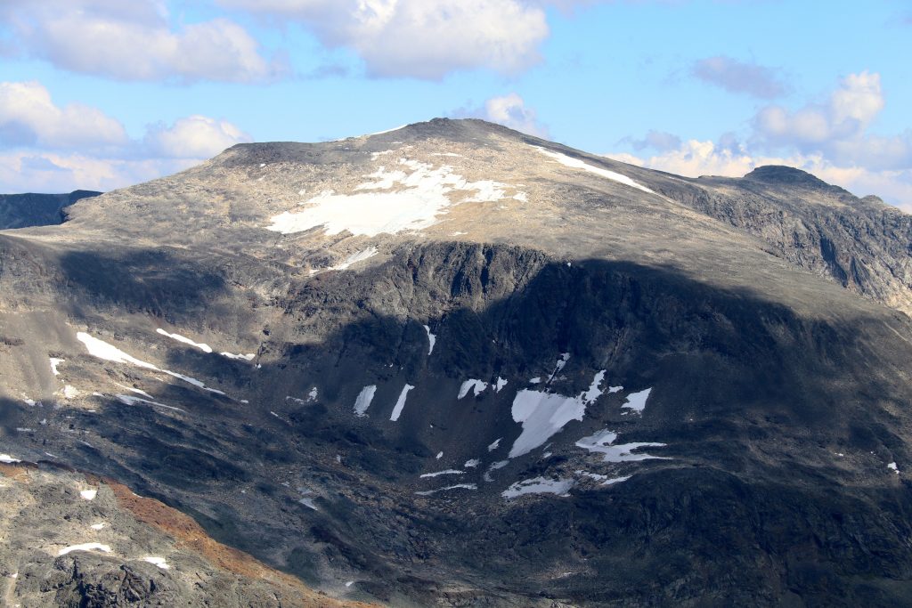 Surtningssue (2.368 moh) er den høyeste toppen i Memurutindmassivet.