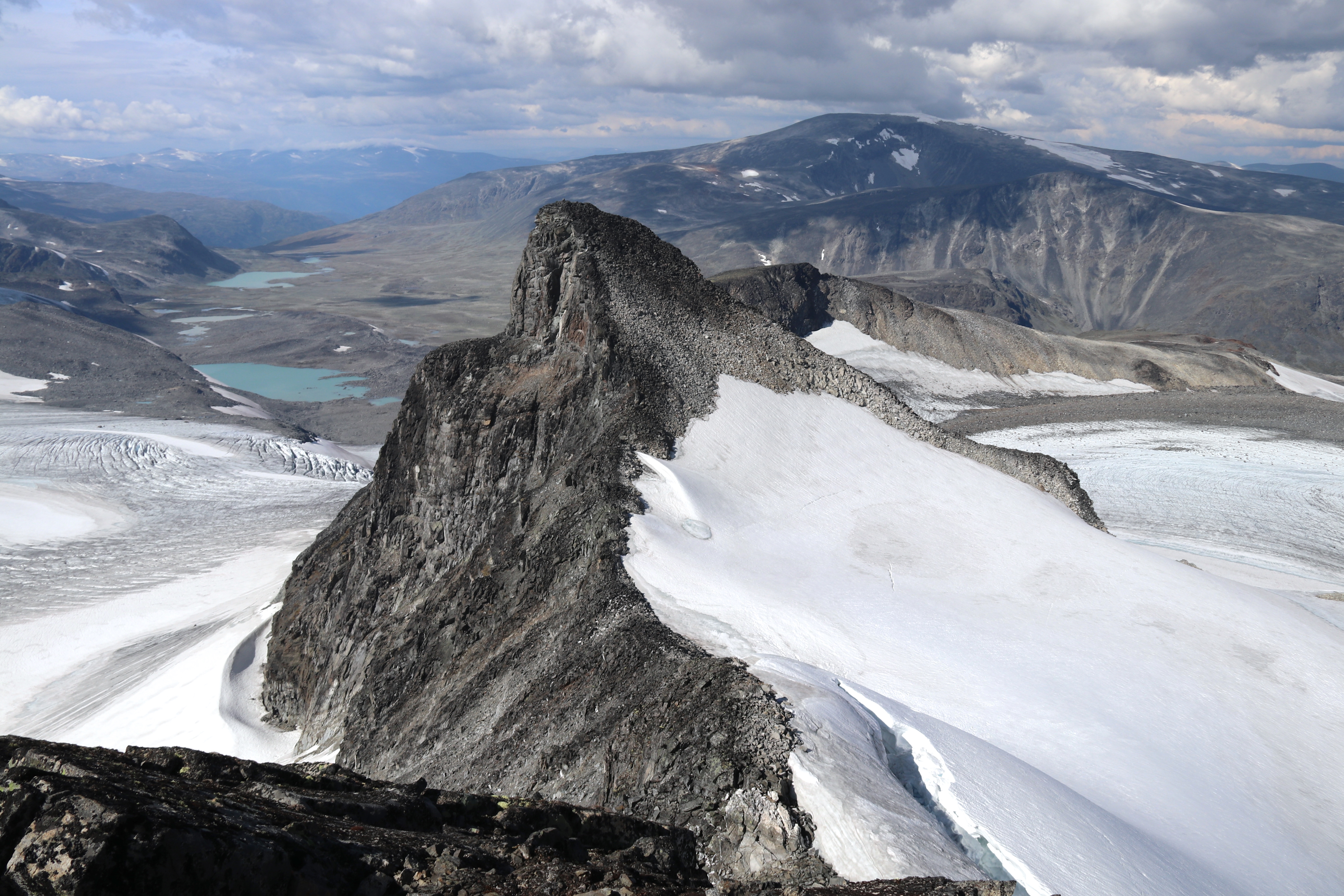 Store Veotinden (2.240 moh) sett fra den enda høyere Søre Veotinden (2.267 moh).