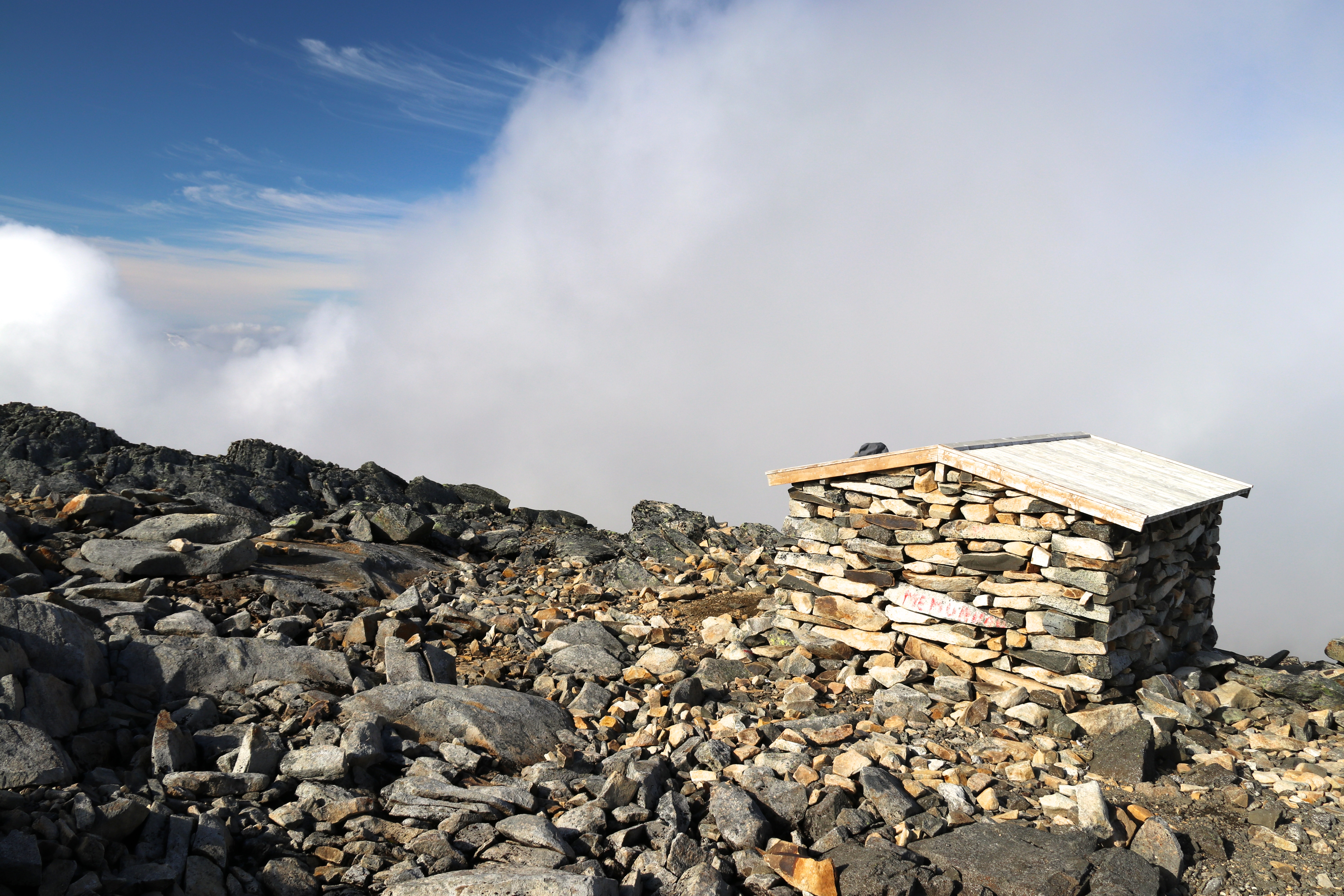 Den lille nødbuen Surtningssubue på 2.230 moh, like før toppen av Surtningssue.