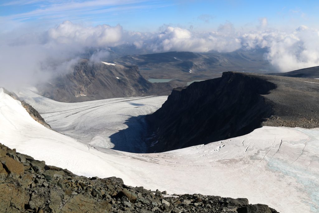 Utsikt fra Surtningssue ned mot Surtningsbreen, som igjen stuper ned mot Blåbrean.