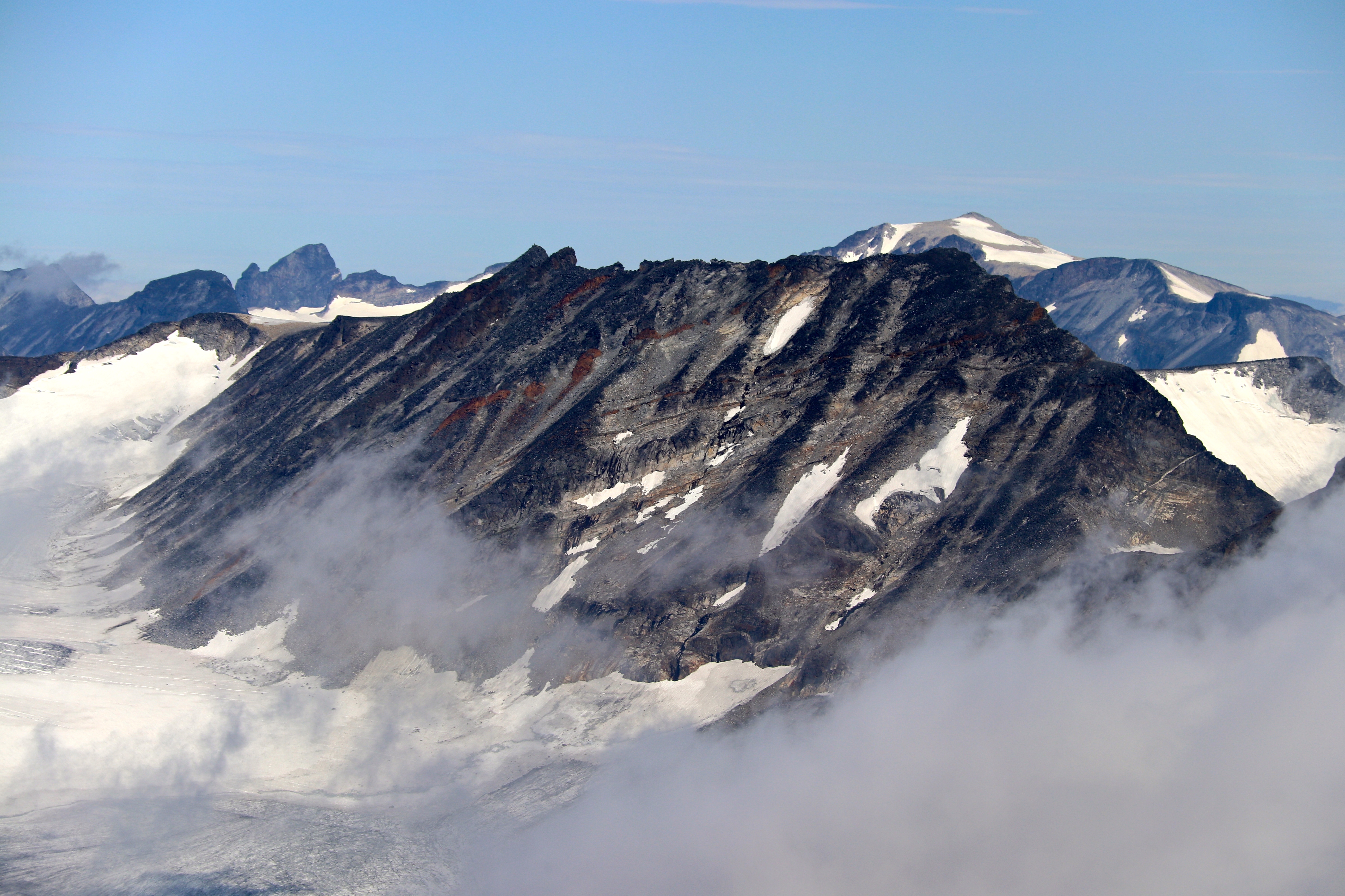 Store Memurutinden (2.364 moh) sett fra toppen av Surtningssue.