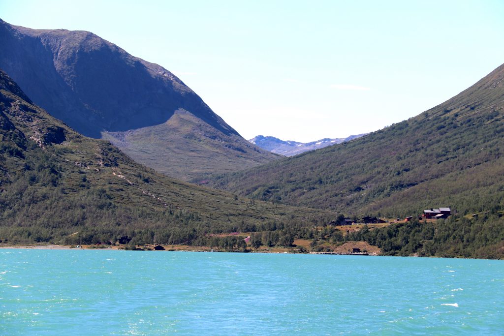 Memurubu ligger idyllisk til ved Gjende.