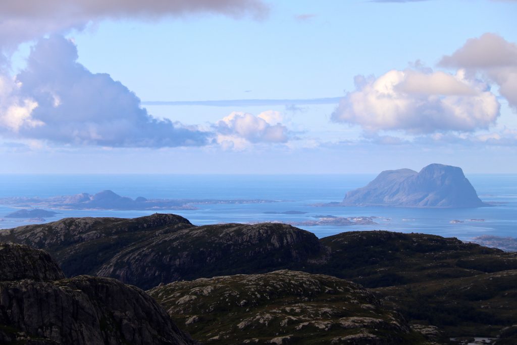 Utsikt ut i Norskehavet med Alden eller Norskehesten (480 moh) bak til høyre.