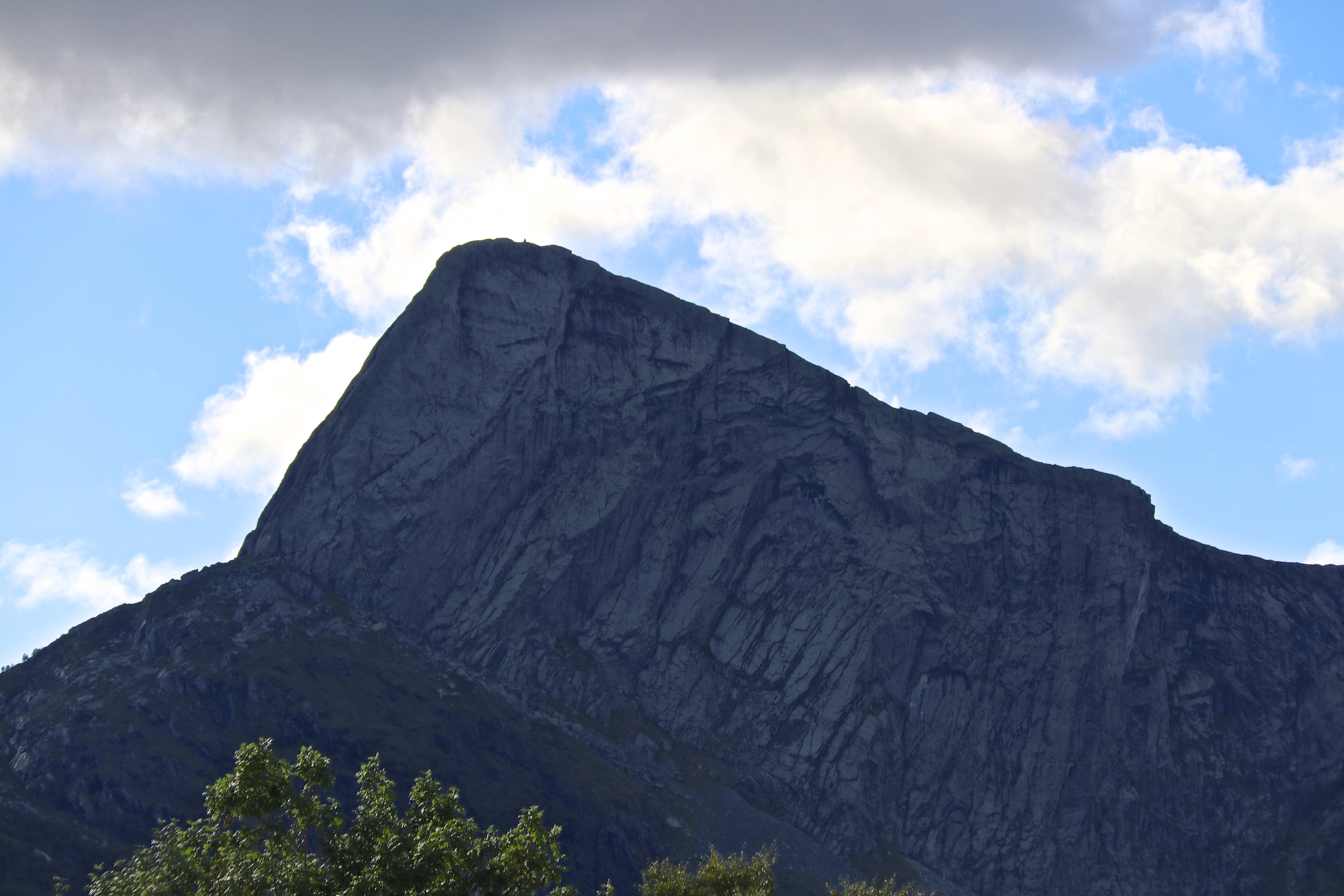 Gygrekjeften har bratte stup ned mot Hyllestadfjorden.