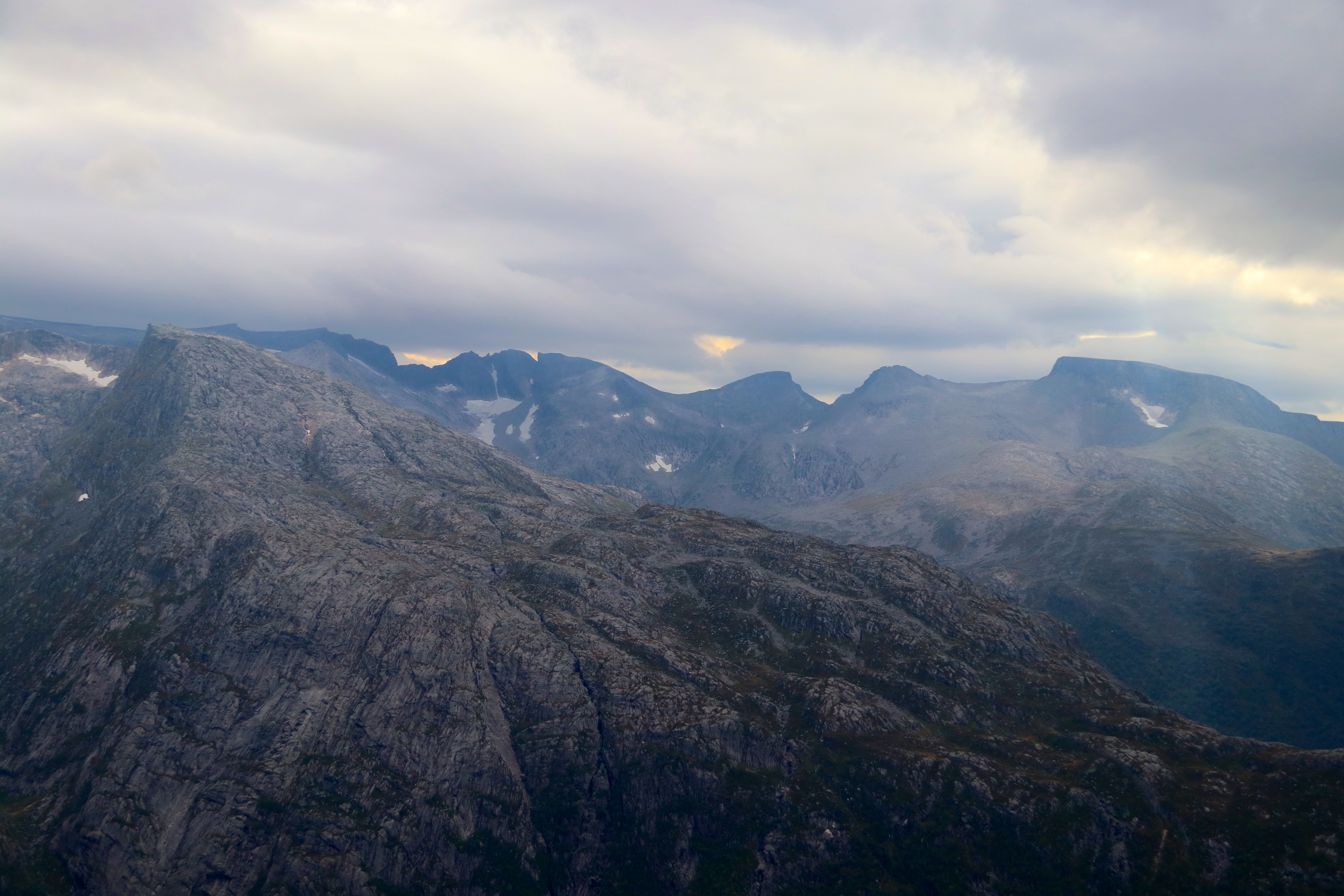 Den fulle og hele traversen mellom Melderskin (bak til høyre) over Bjørndalstraversen til Juklavasskruna (bak til venstre).