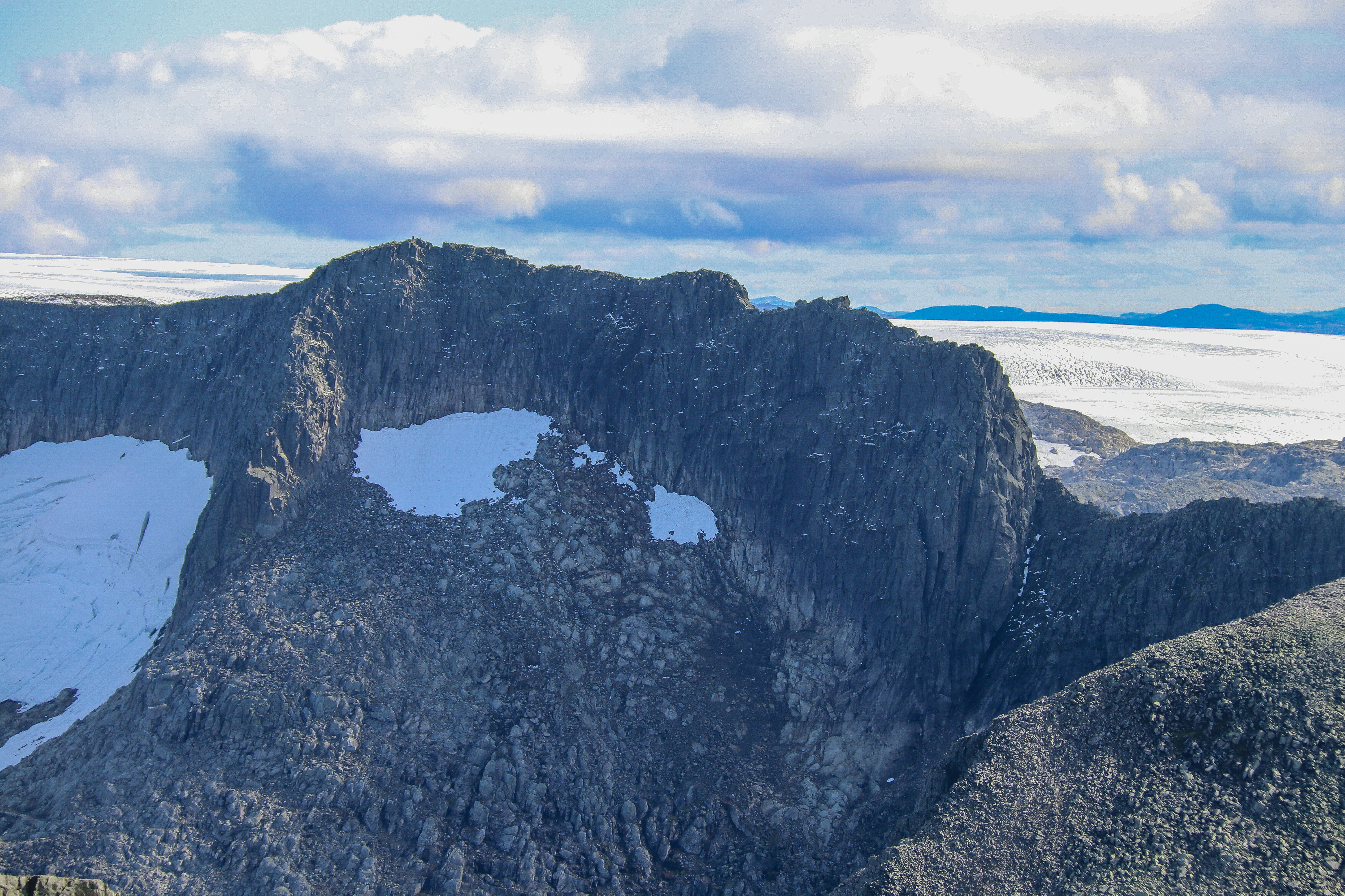 Juklavasskruna (1.431 moh) med sine stupbratte fjellsider.