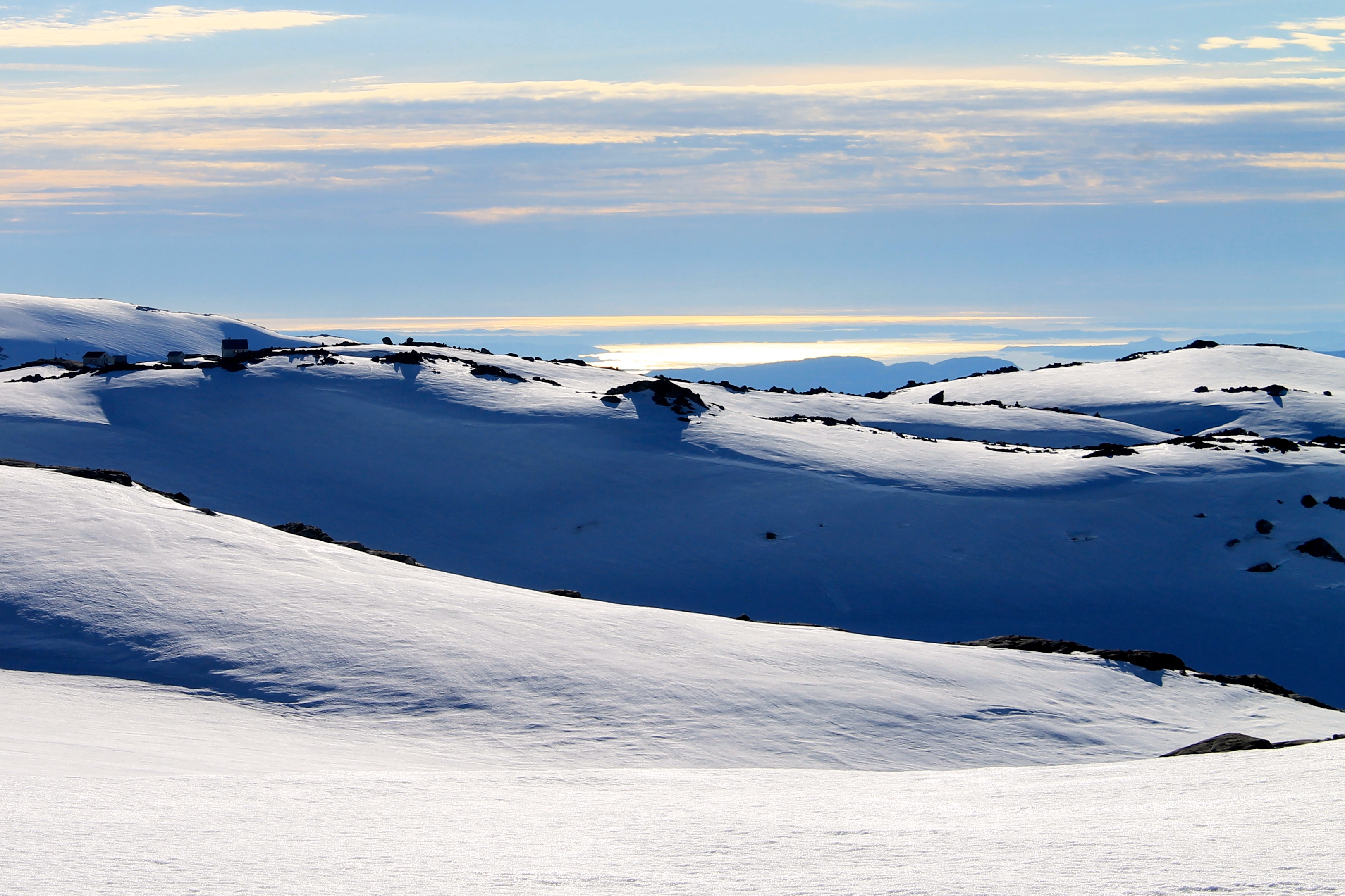 Fonnabu ligger tett inntil isen av Folgefonna.