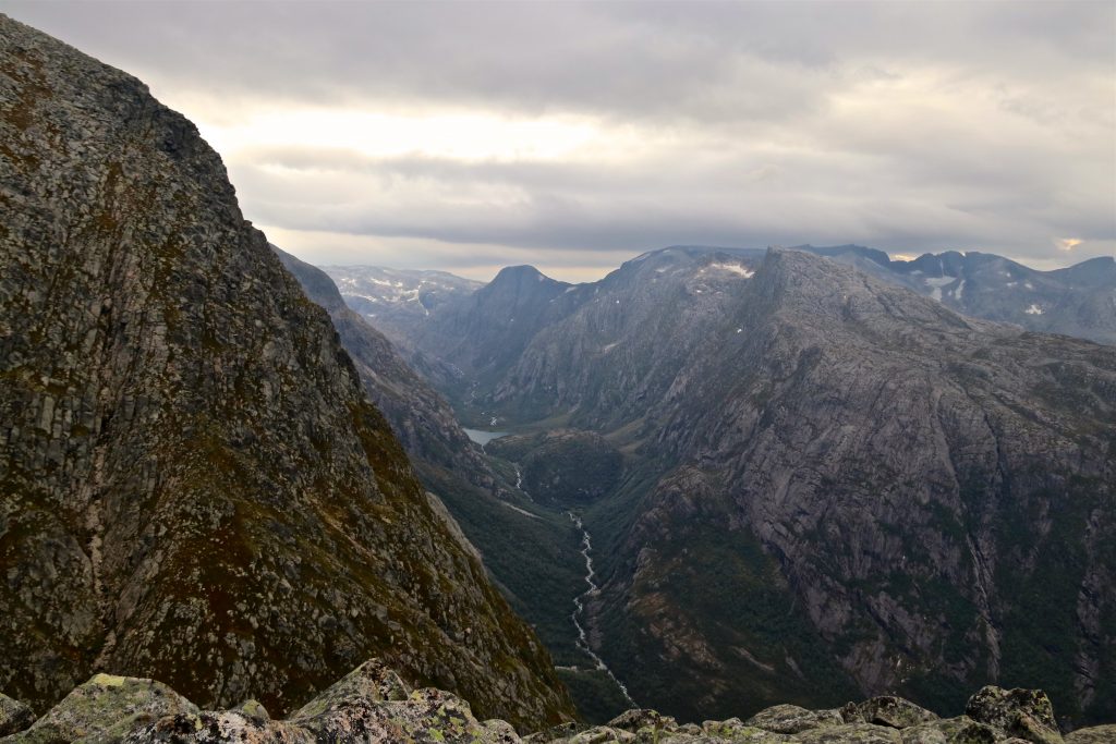 Utsikt inn i Ænesdalen fra Skrunten.