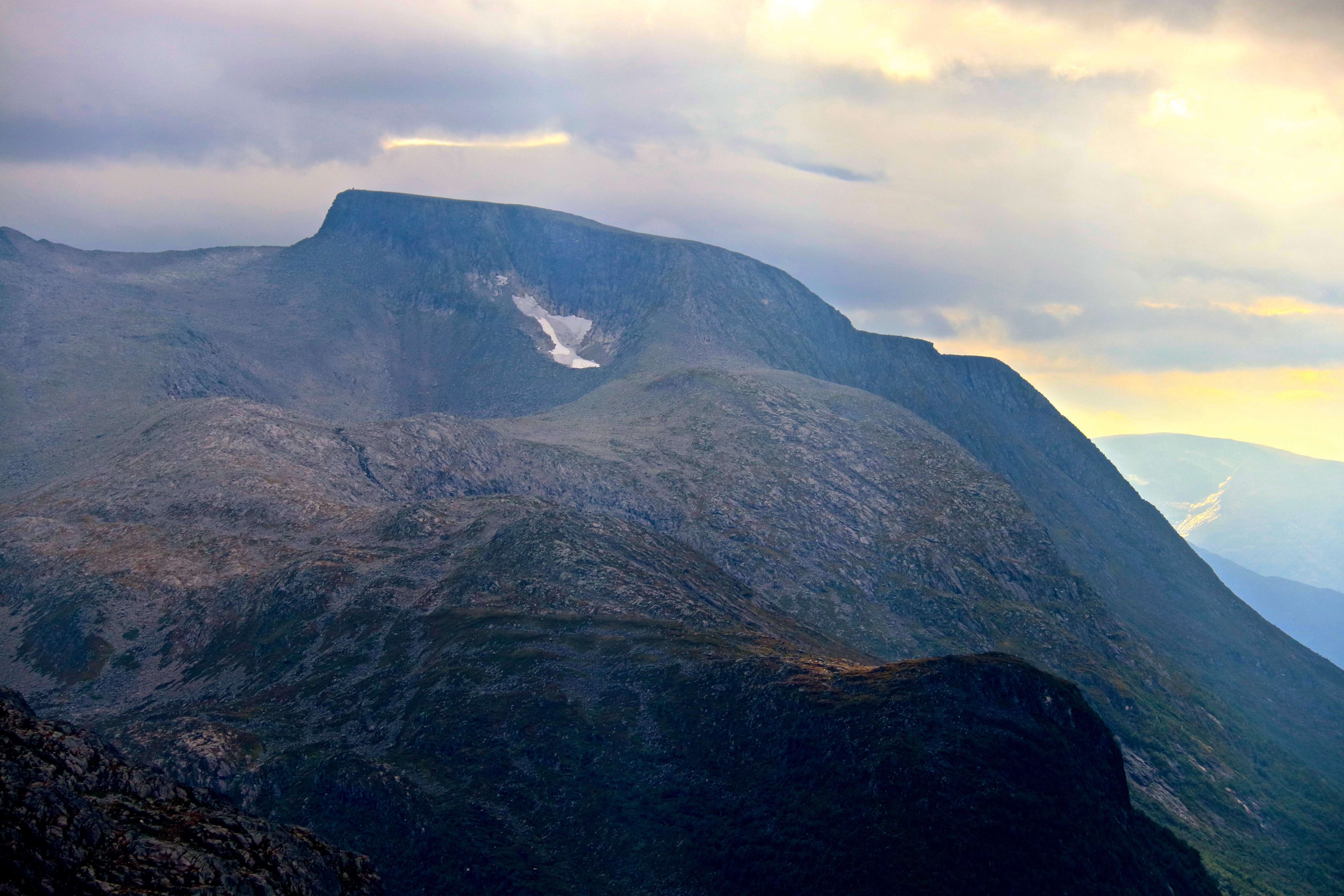 Melderskin Melderskin (1.426 moh) er det høyste fjellet i Rosendal og en svært populær topptur.