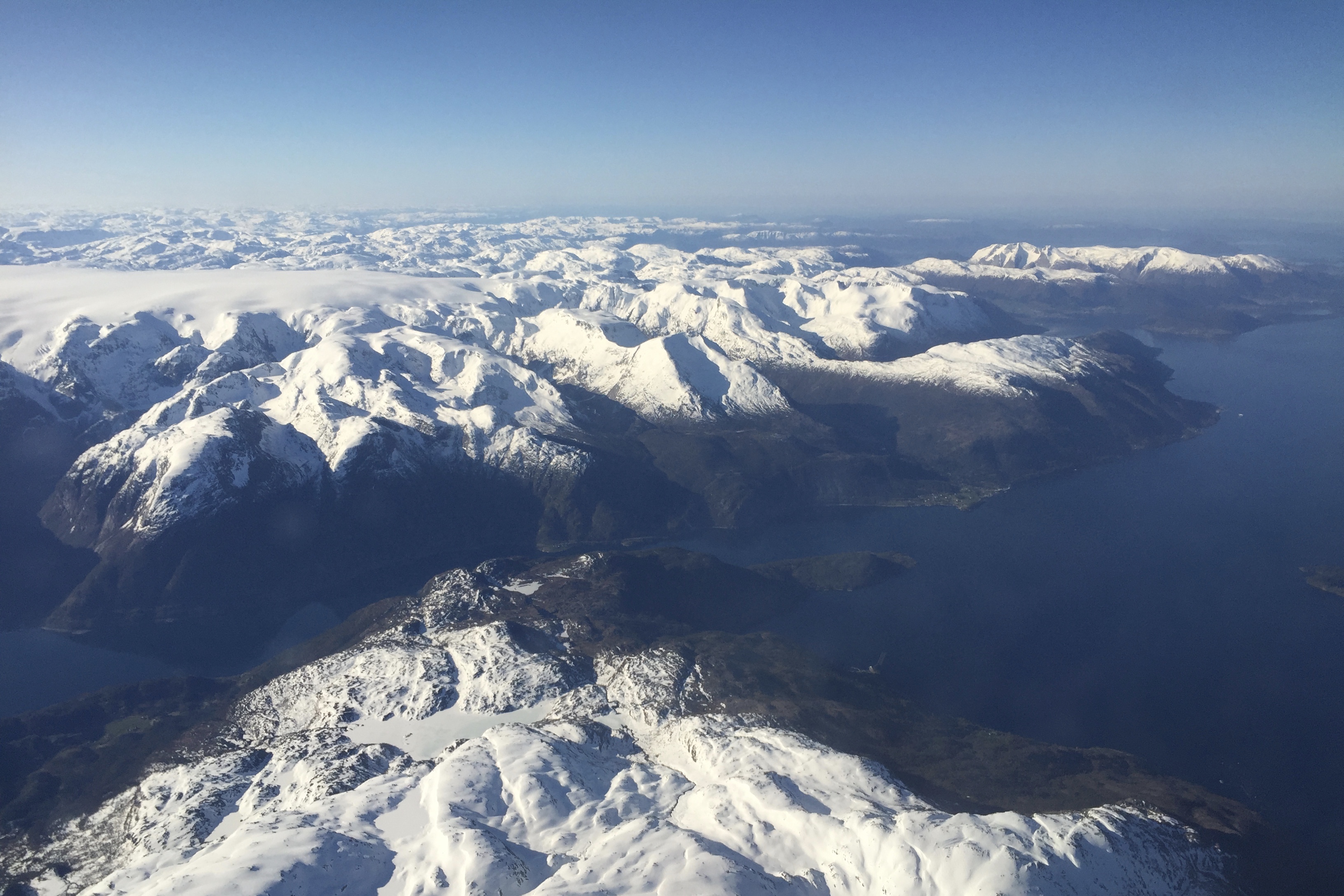 Gygrastolen (midt i bildet) sett fra luften med Rosendalsalpene i bakgrunnen.