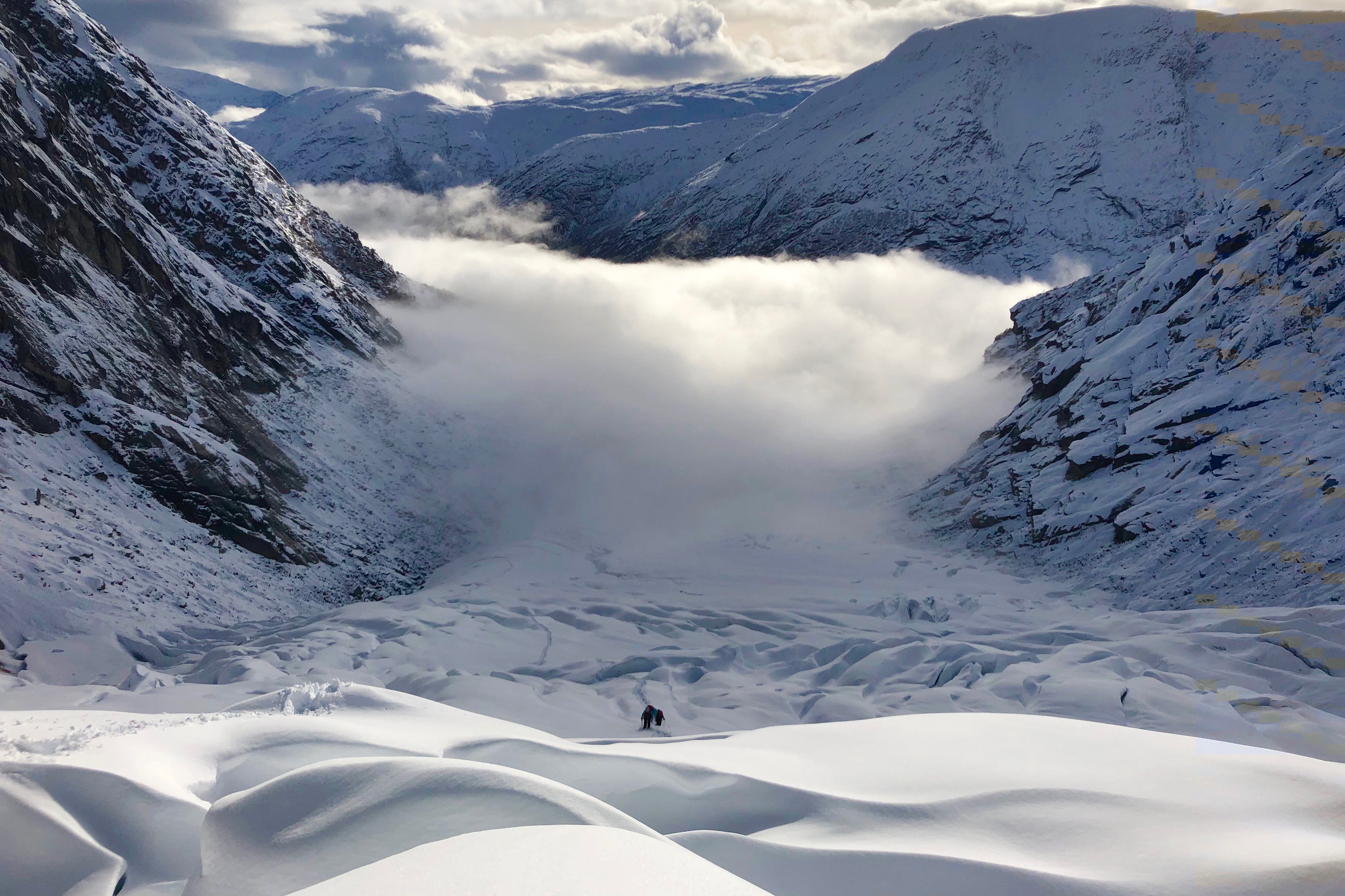 Utsikt fra Tuftebreen ned mot en tåkelagt Krundalen.