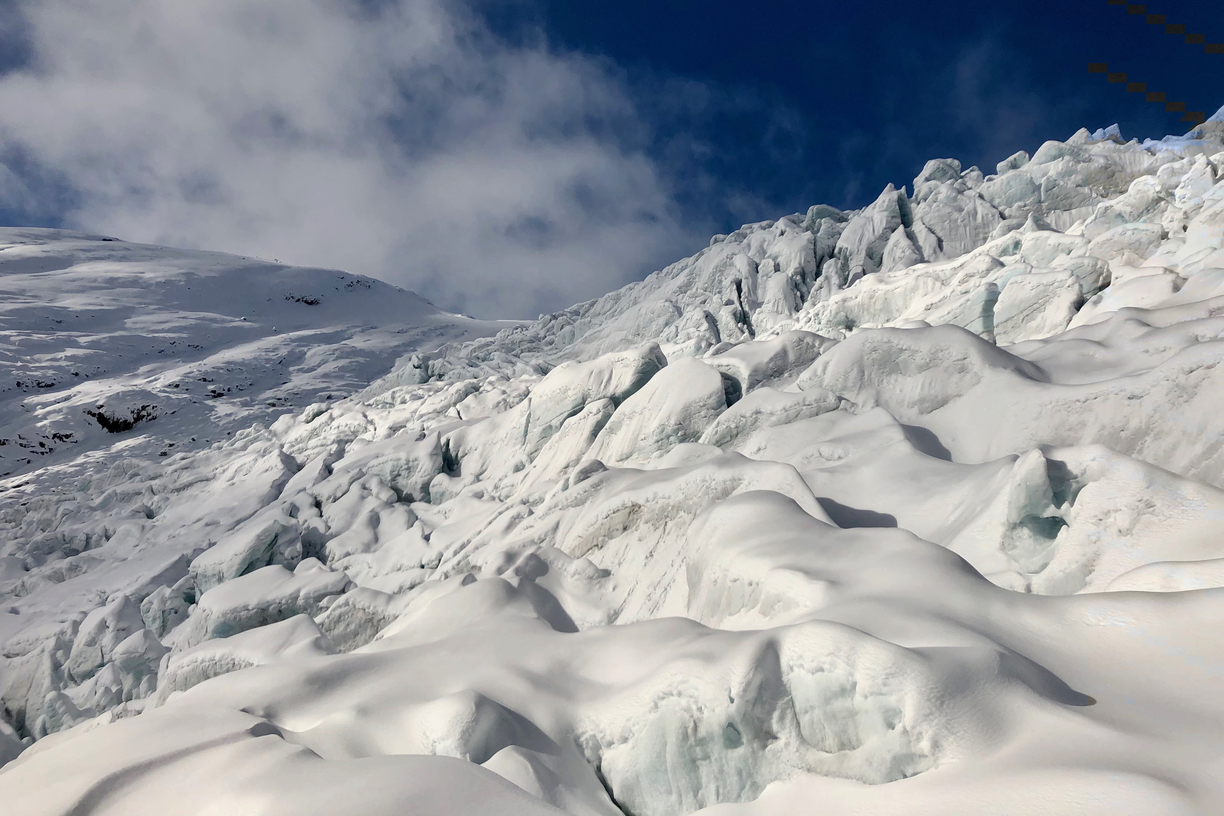 Den oppsrukne delen av Tuftebreen med større sprekker, tårn og isvegger.