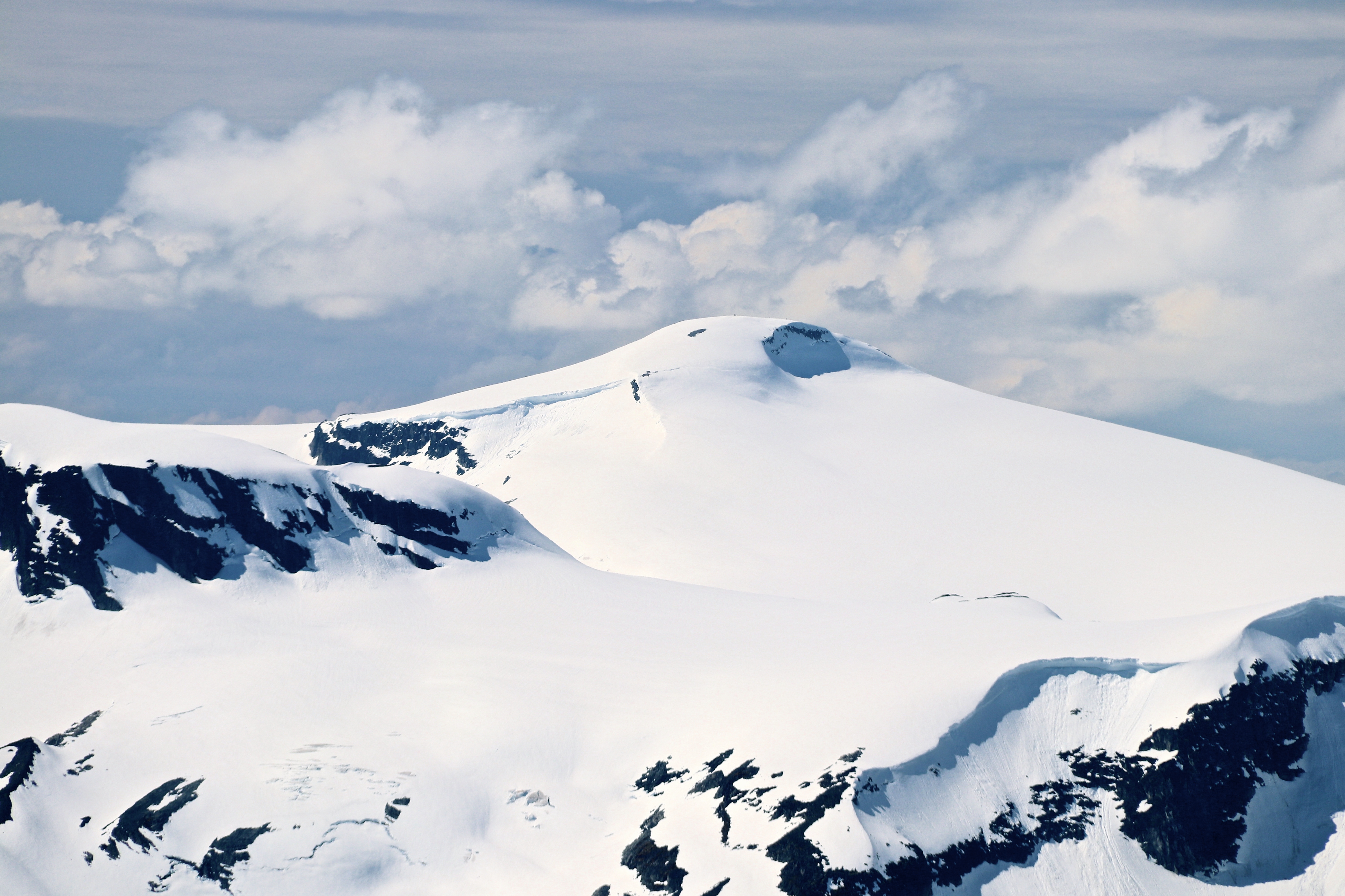 Snønipa er det høyeste fjellet i Jølster og stikker opp som et nunatak fra Myklebustbreen.