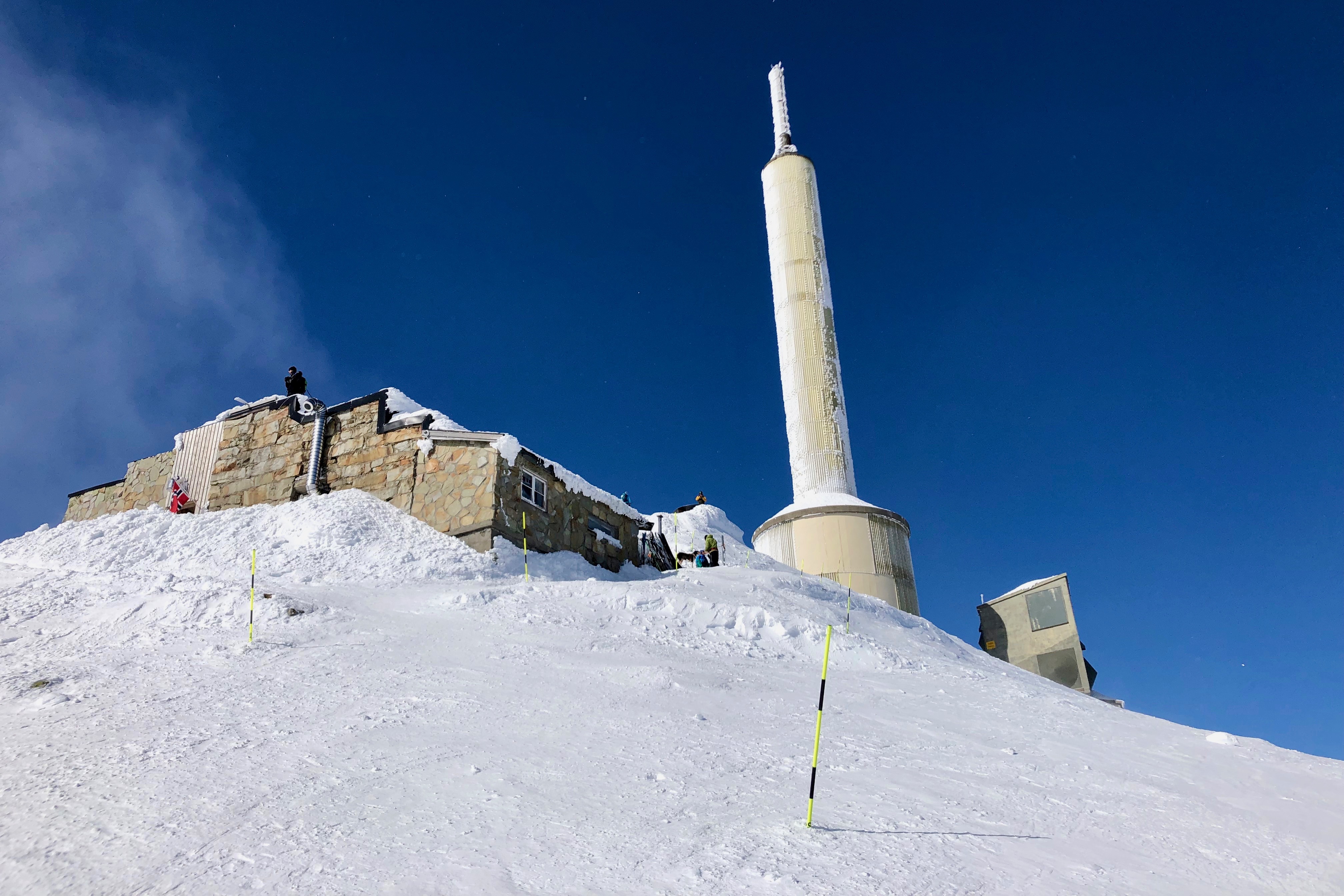 Den betjente hytten Gaustatoppen turisthytte ligger like ved toppen av Gaustatoppen. 