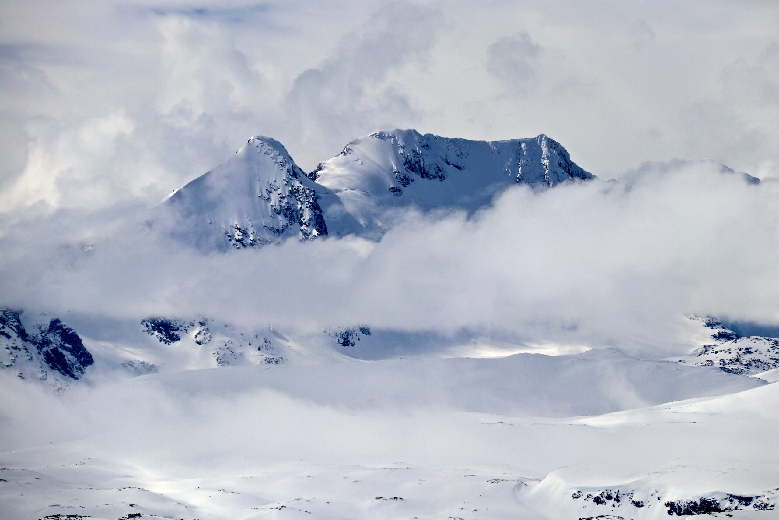 Gjertvasstind og Styggedalstindene i Hurrungane sett fra Sognefjellet.