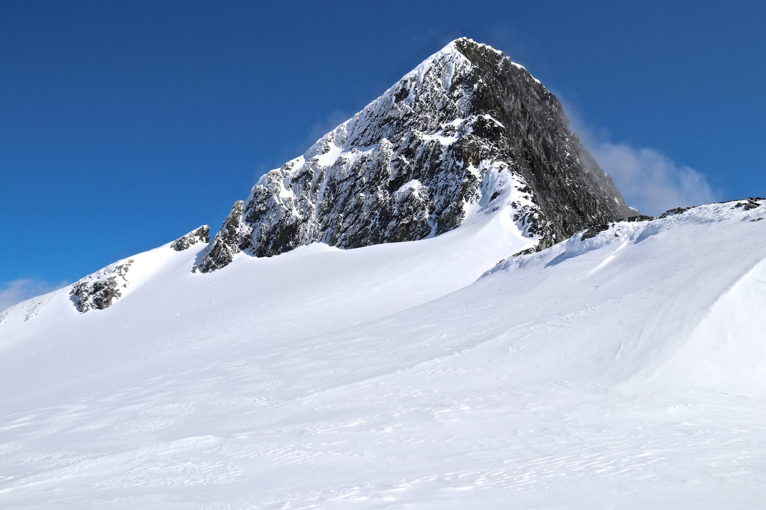 Lodalskåpa (2.083 moh) er det høyeste fjellet i området rundt Jostedalsbreen. 