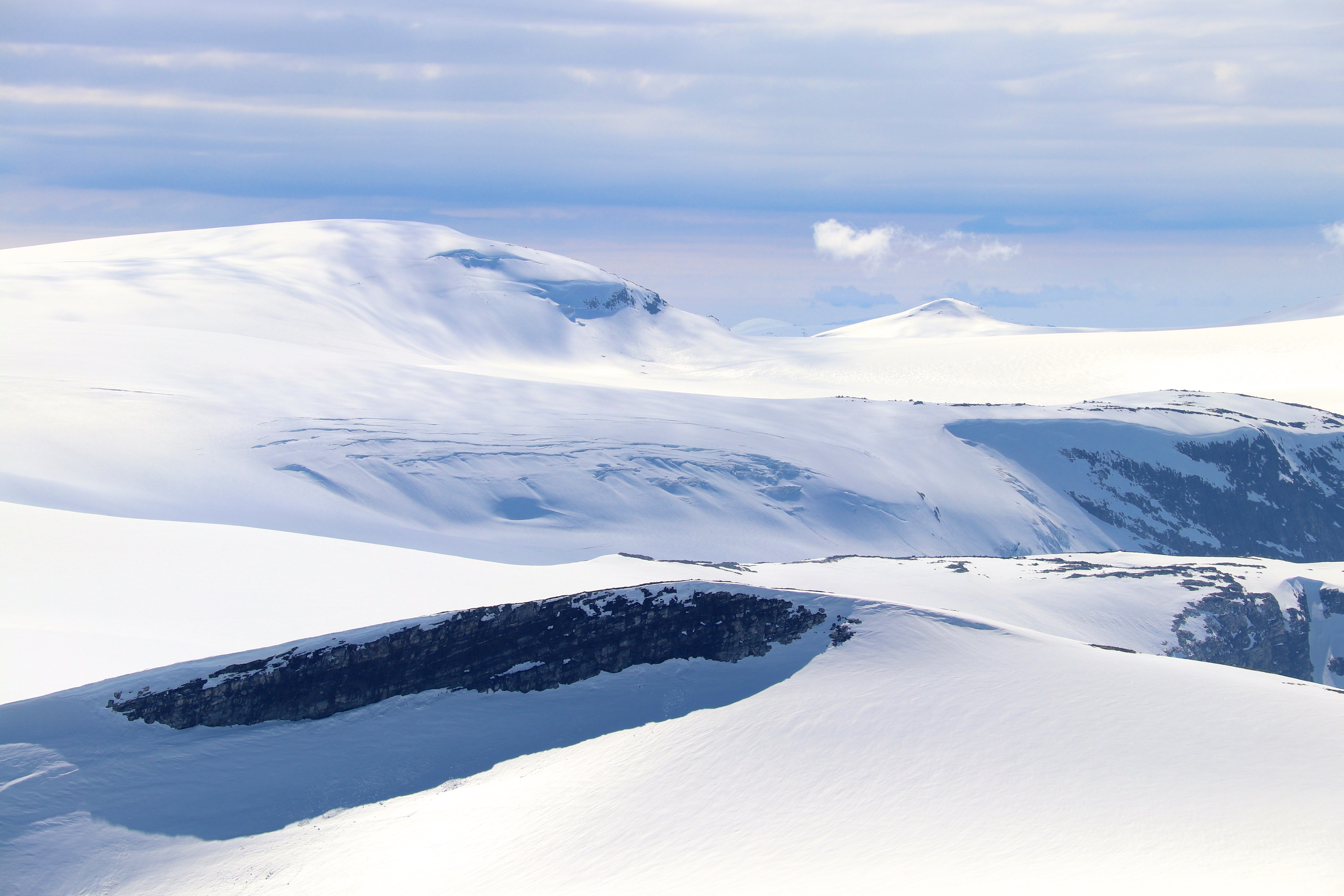 Kvitekoll (1.915 moh) og Ramnane er nunatak på den midtre delen av Jostedalsbreen.