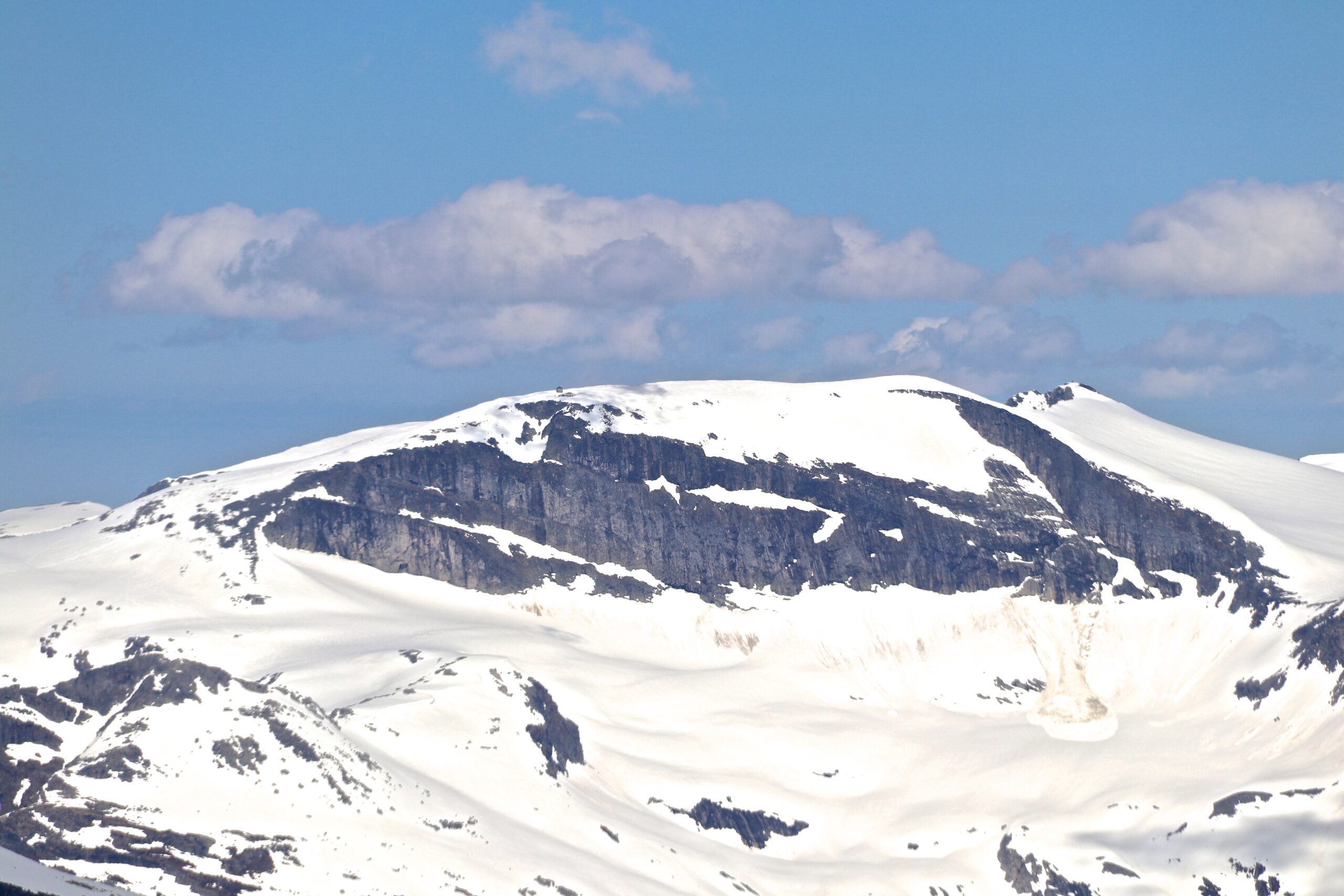 Skåla og Stryneskåla (1.848 moh) sett fra Gjerdaaksla.