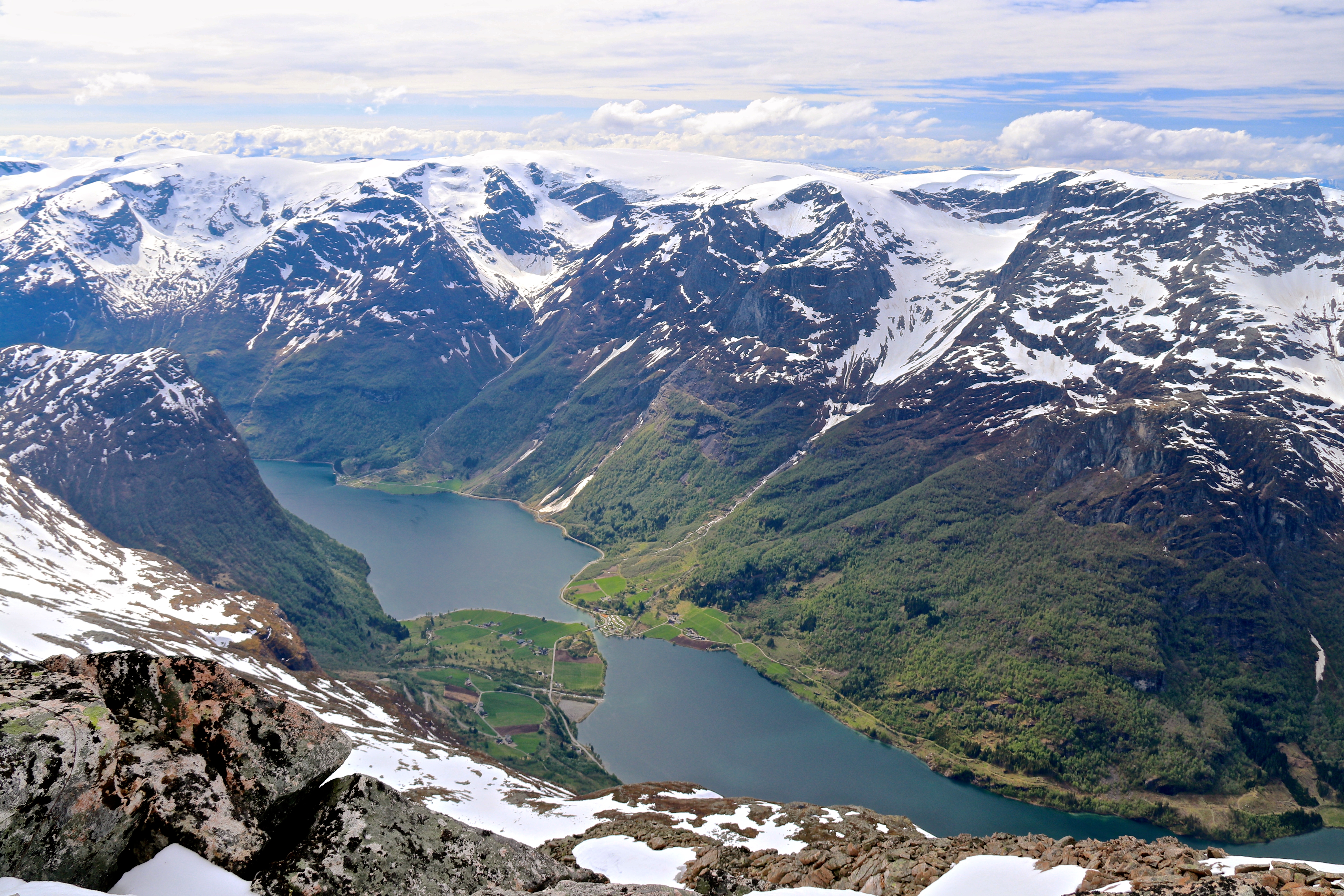 Oldedalen med Ceciliekruna (til høyre) sett fra Strandanibba.