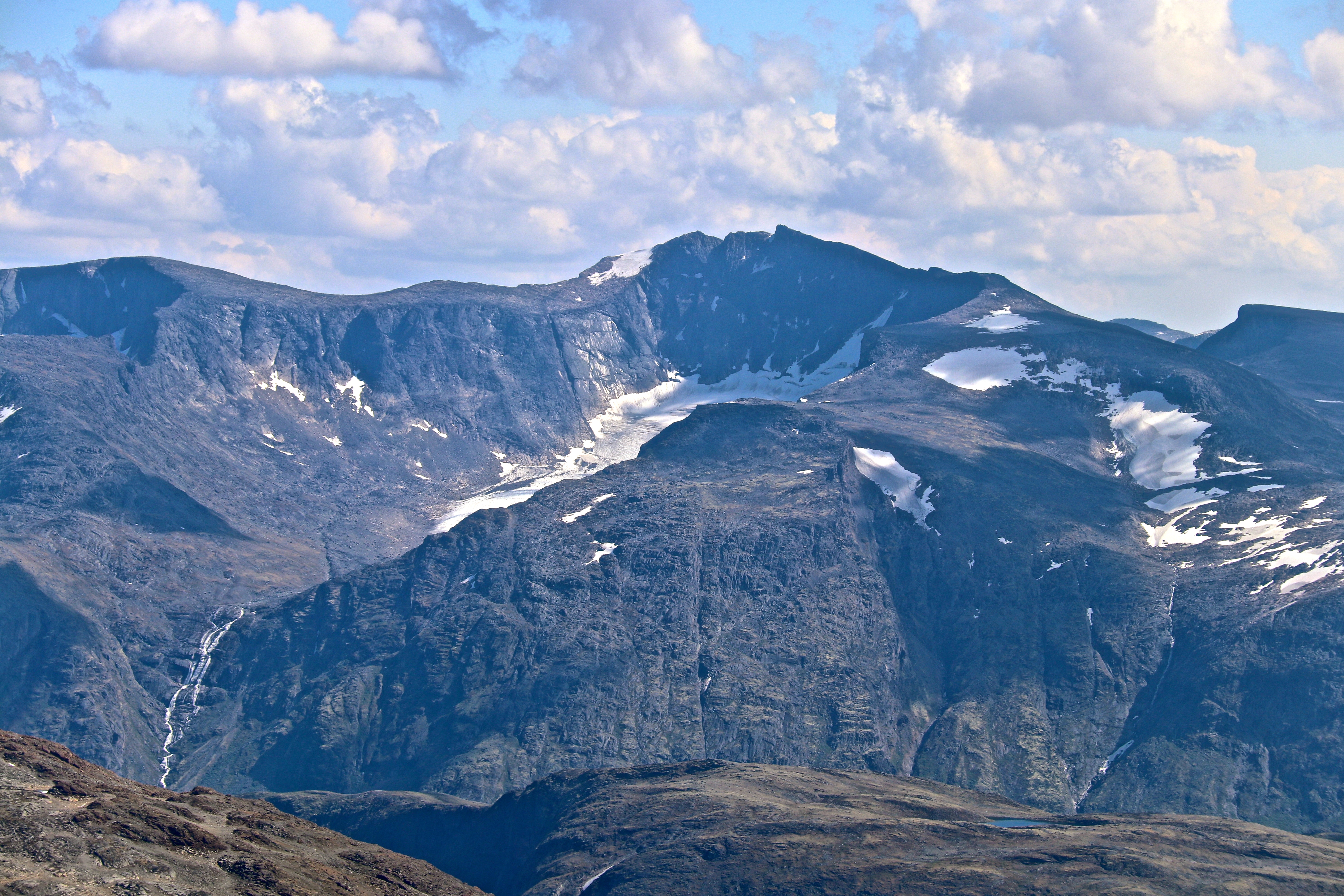 Tjønnholstinden (2.331  moh) sett fra Vestre Memurutindan i nord.