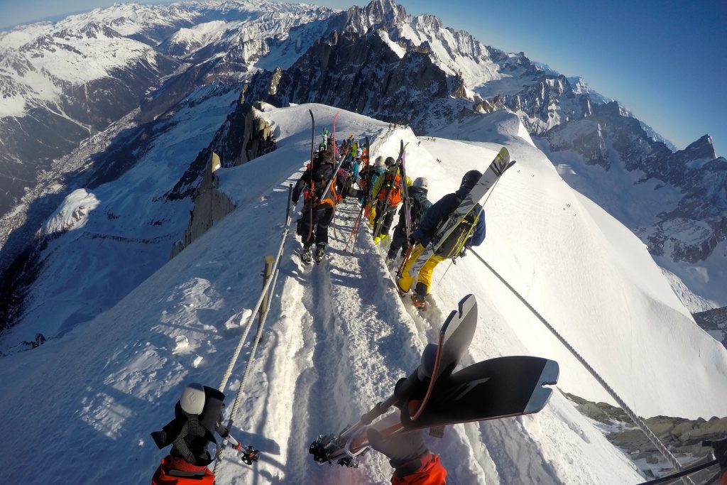 Det kan være folksomt på morgenen ned østryggen til Aigulle du Midi (3.842 moh).