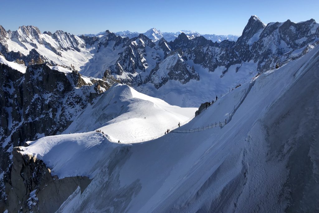 Østryggen til Aiguille du Midi er tilrettelagt for enkel tilgang til Vallée Blanche.